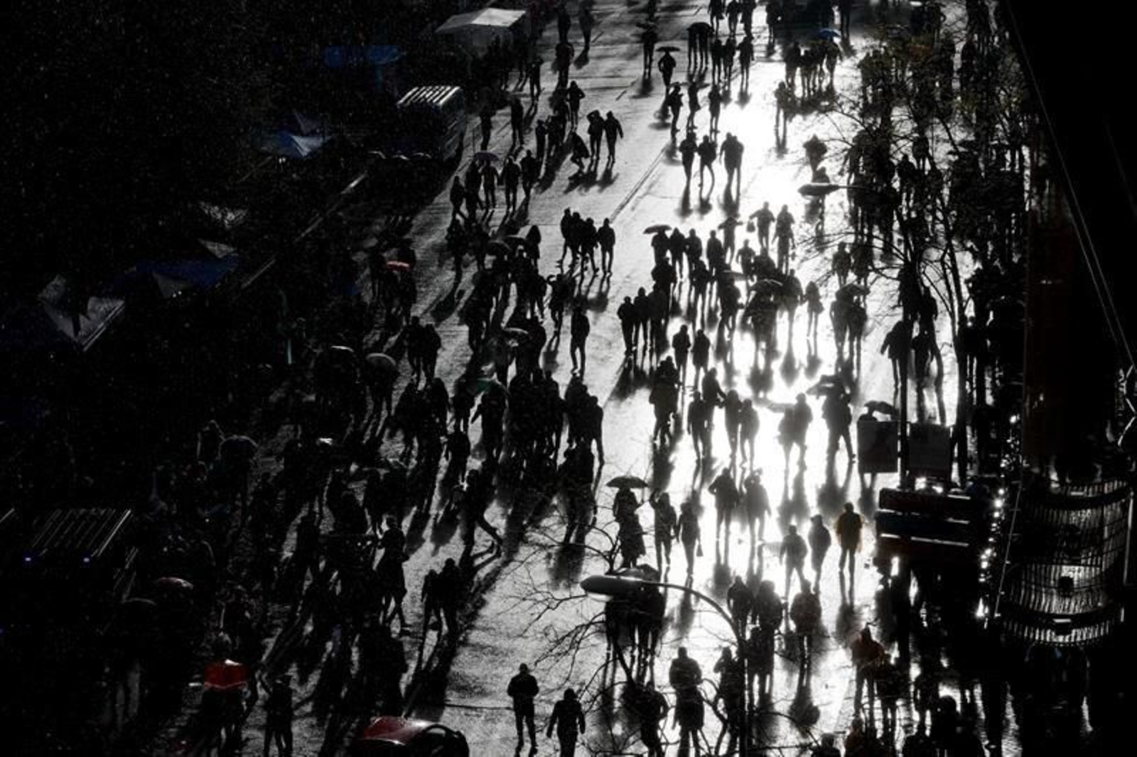 Aficionados deambulan en los alrededores del estadio Santiago Bernabéu