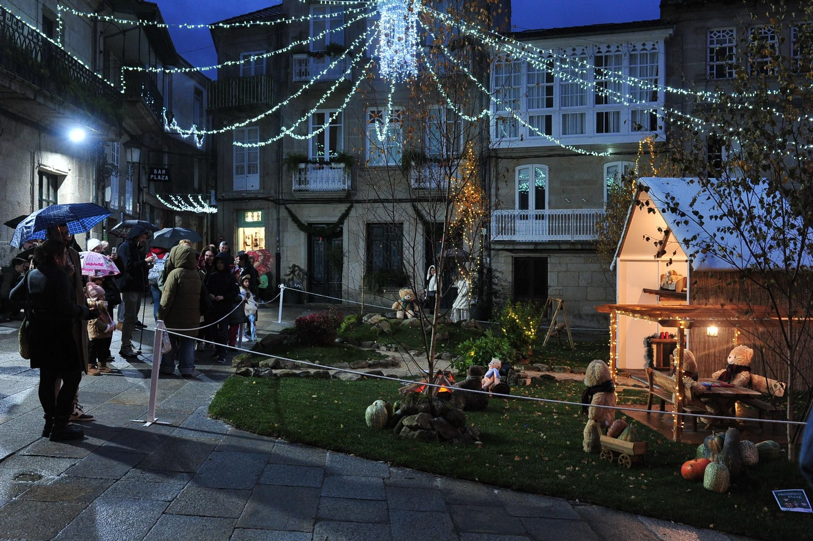 Personas de todas las edades disfrutan de la decoración navideña de Allariz