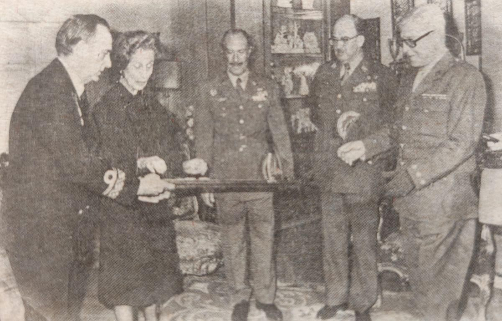 Doña Carmen Polo entrega el bastón de mando.