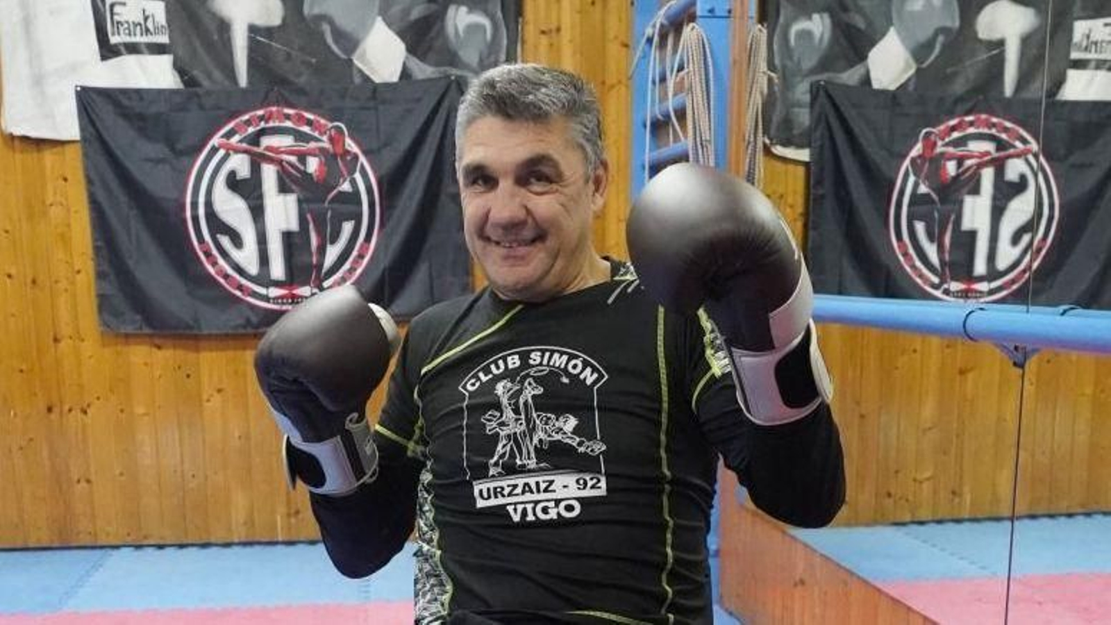 El ourensano Simón González reside desde hace años en Vigo, donde dirige su propio gimnasio.