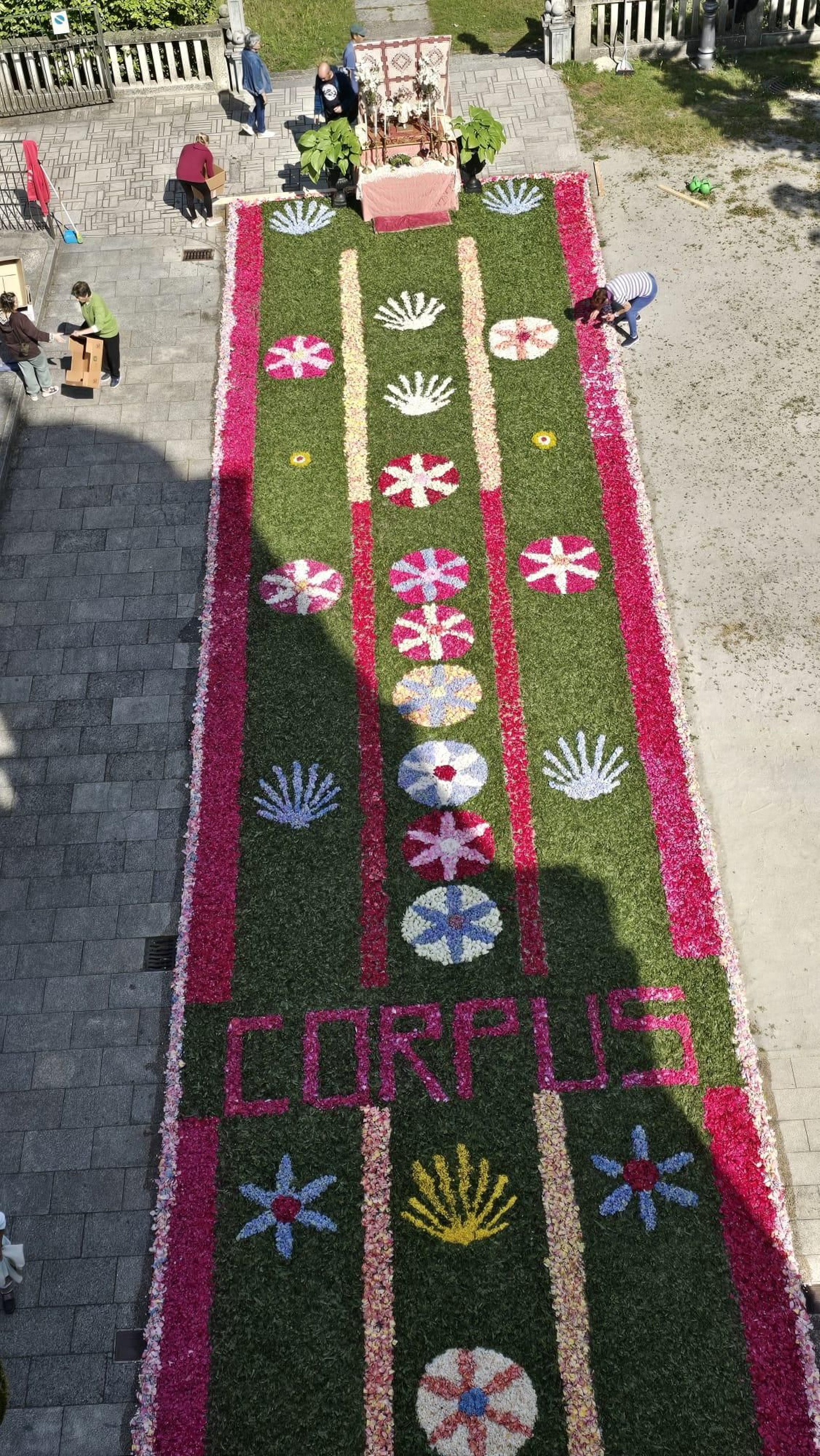 Galería | Castro Caldelas se engalana con alfombras de flores para el Corpus Christi