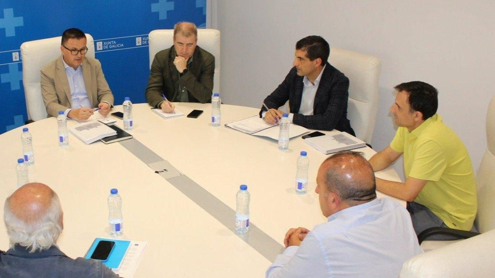 El conselleiro de Emprego, Comercio e Emigración, José González, el delegado de la Xunta en Ourense, Manuel Pardo, el director xeral de Comercio, Gabriel Alén, y representantes de los placeros.