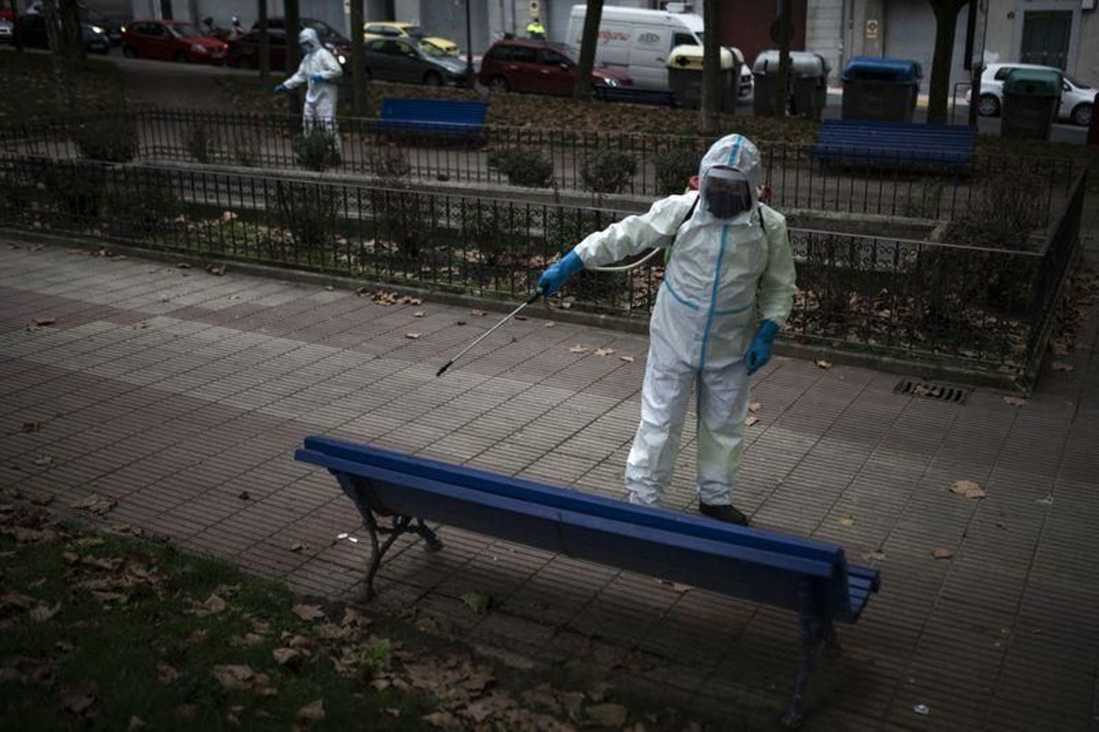 Dos trabajadores de limpieza desinfectan un parque público de la ciudad (ÓSCAR PINAL).