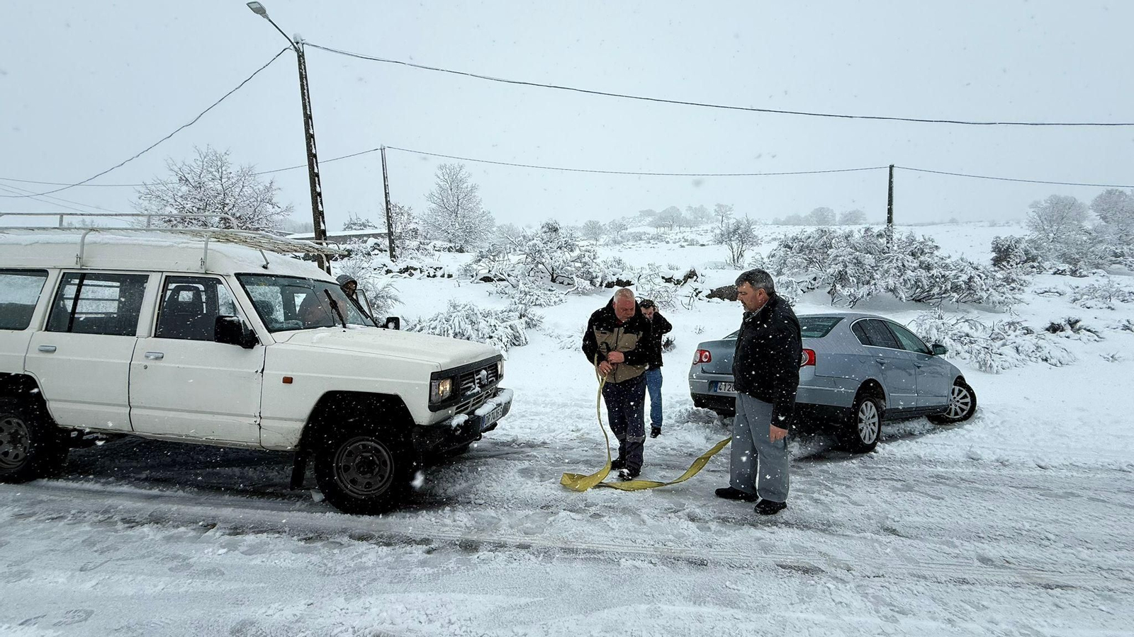 Los primeros coches varados por la nieve en Ourense.