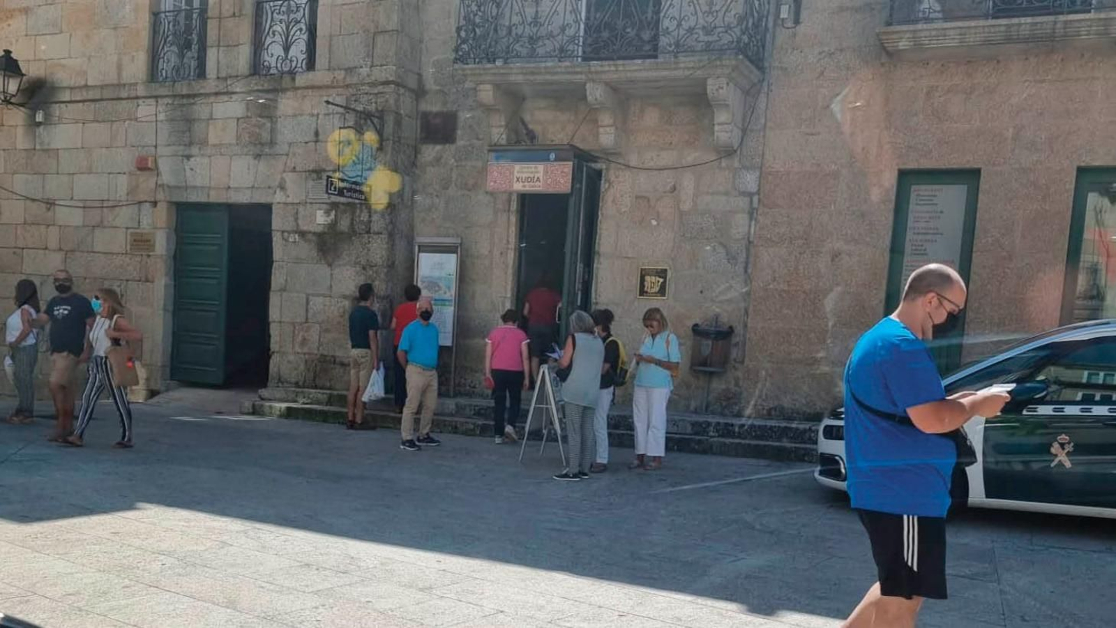Grupos de turistas a la entrada de la Oficina municipal de Turismo de Ribadavia.