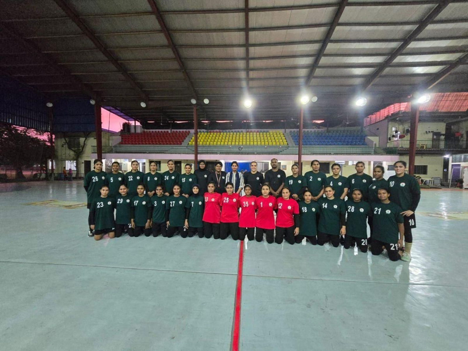 La entrenadora viguesa comanda la concentración de la selección de Bangladesh y desde ayer disputa un torneo clasificatorio.