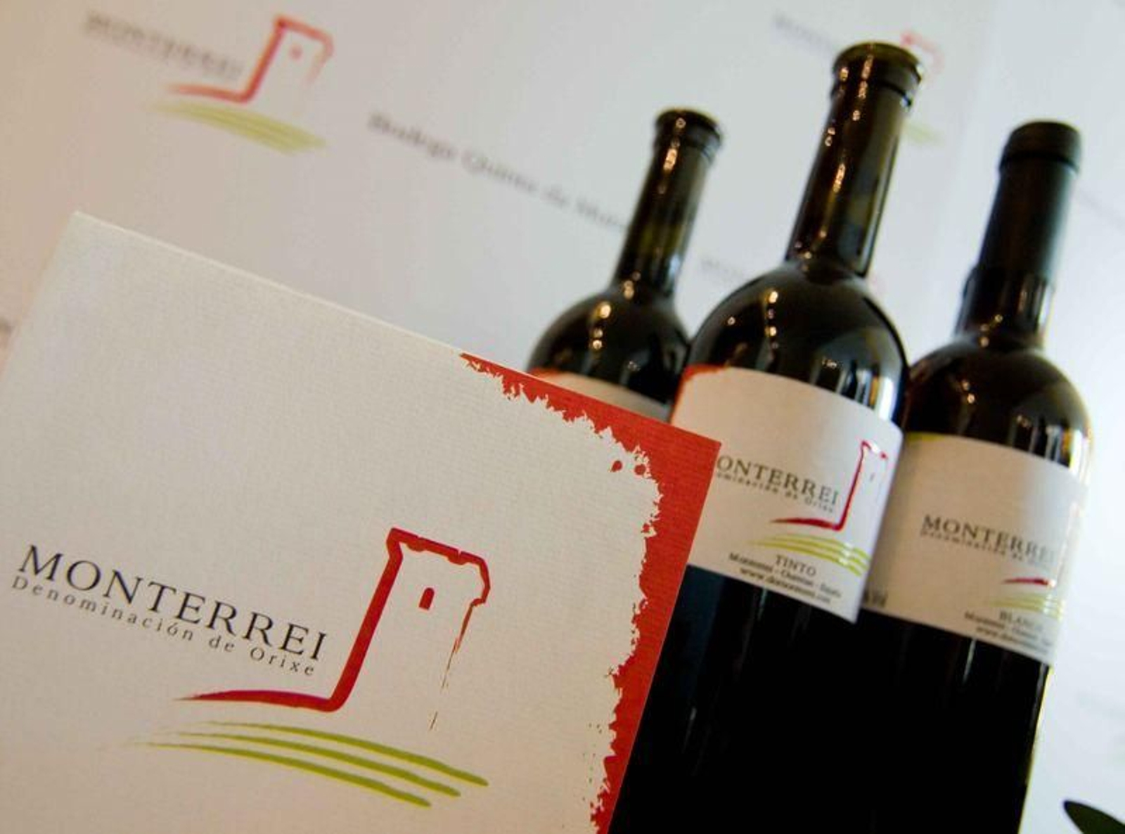 Varias botellas de la Denominación de Origen Monterrei.