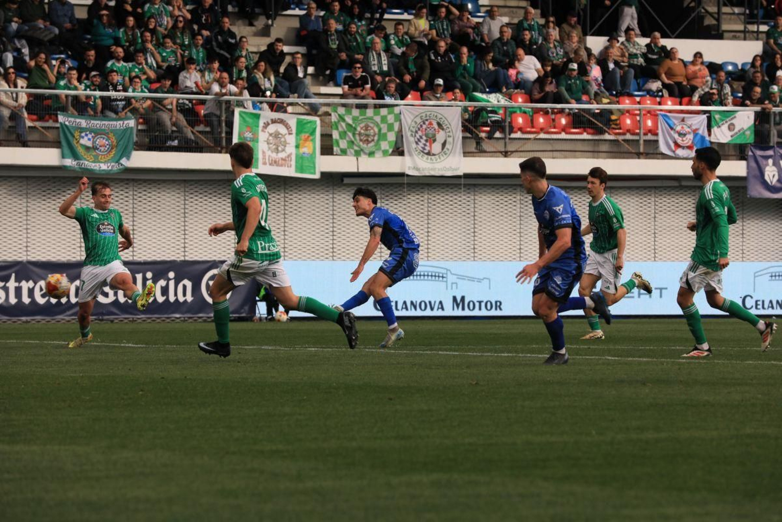 Enol Coto, lateral derecho del Ourense CF, conecta un disparo que acabó siendo el gol del empate ante el Racing de Ferrol.