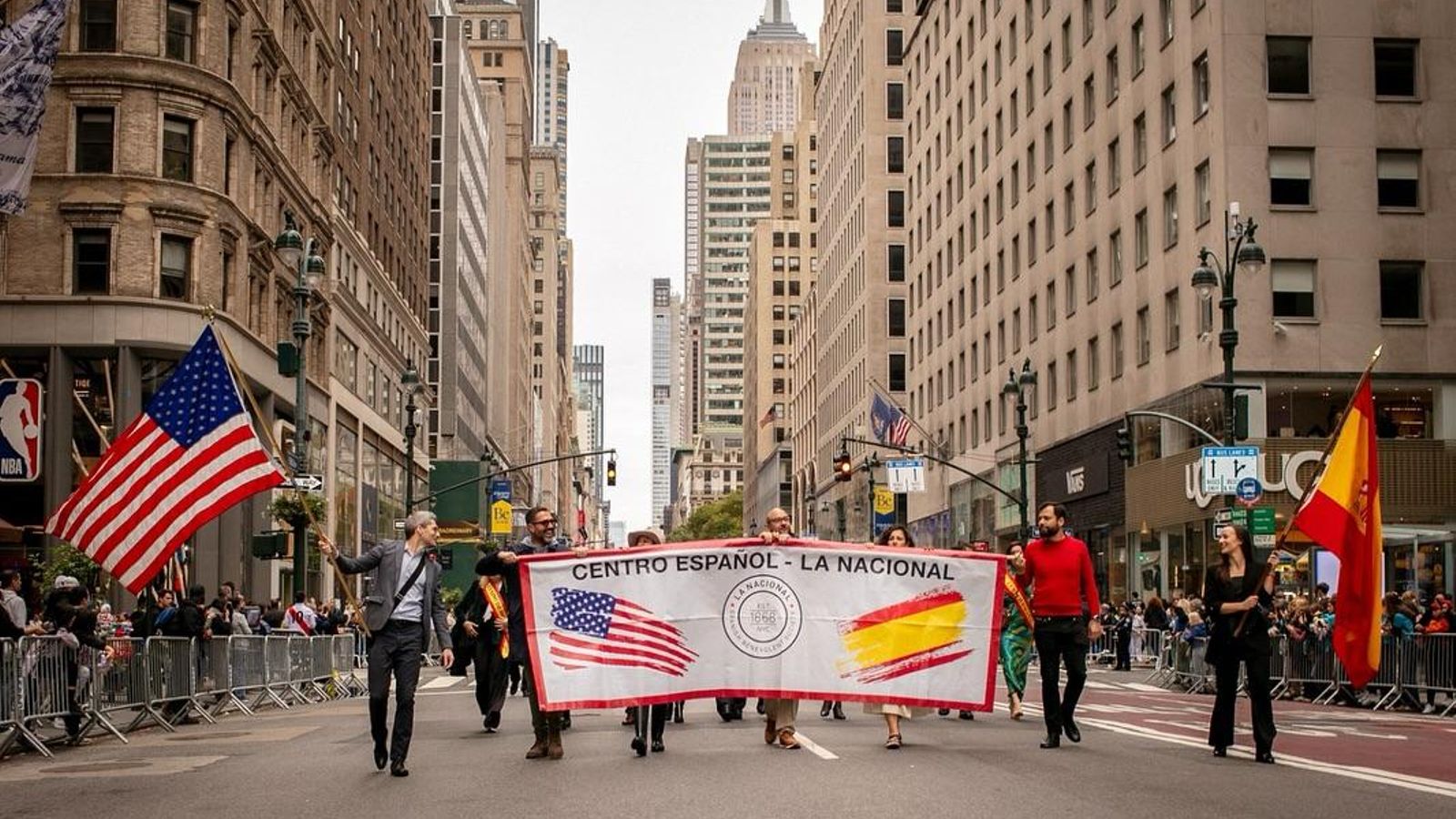 Miembros de la Nacional durante el desfile de la Hispanidad