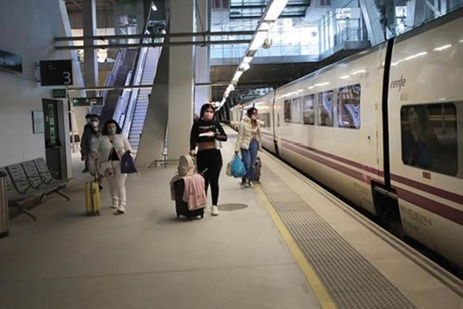 Los viajeros, al acceder ayer al tren en Urzaiz.