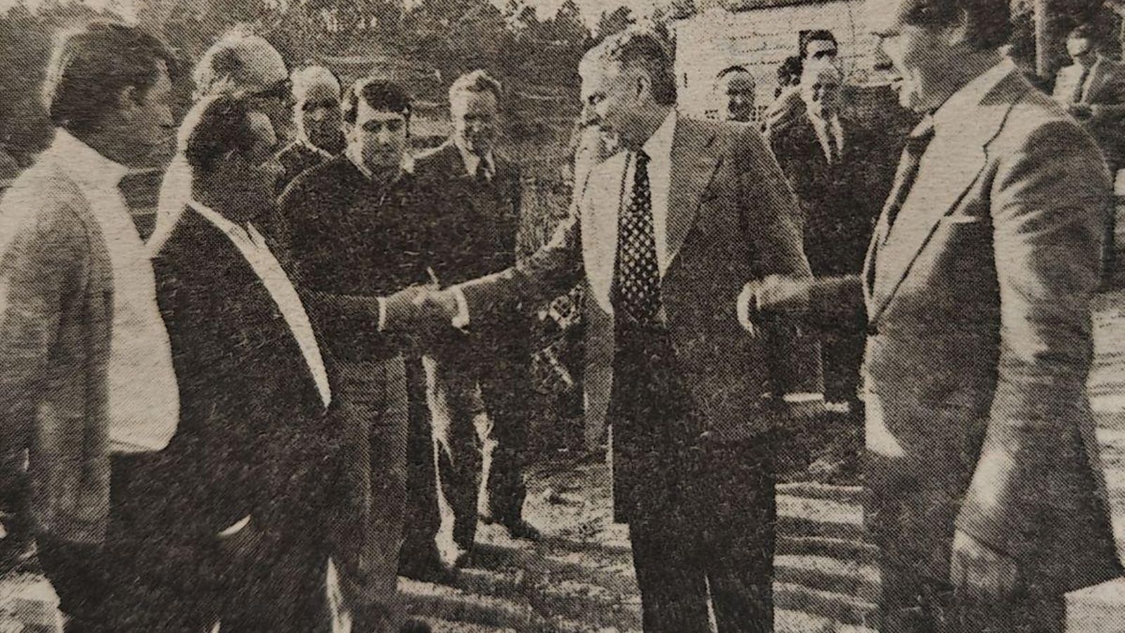 El gobernador civil saludando a los vecinos en Arnoya.