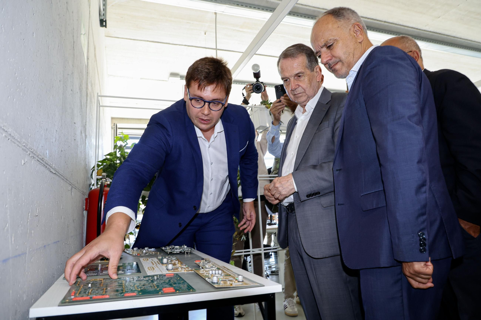 El CEO de Egatel, Yago Novoa, con presidente y delegado de Zona Franca en la inauguración de las nuevas naves.