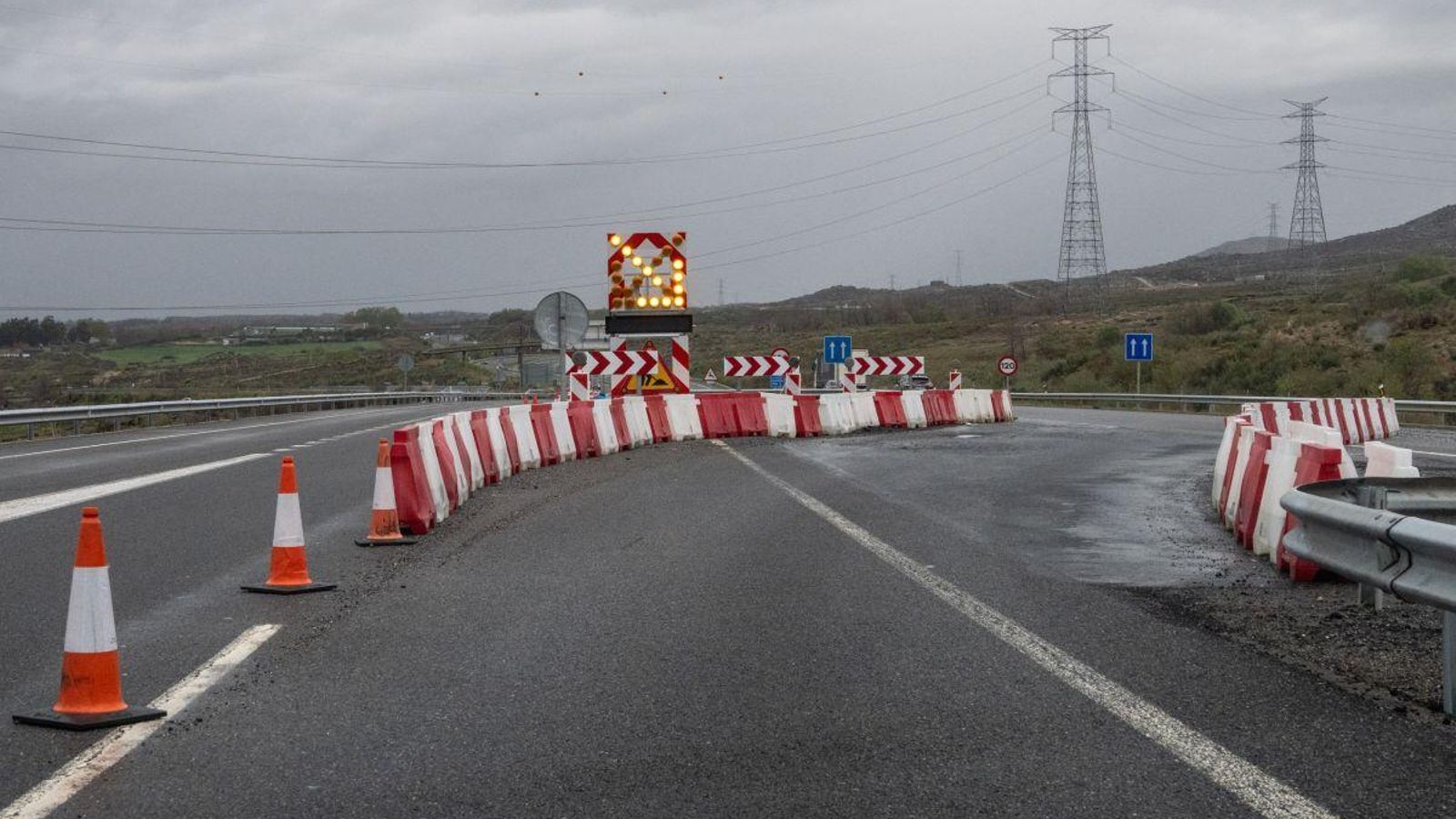 Las obras inundan la A-52.