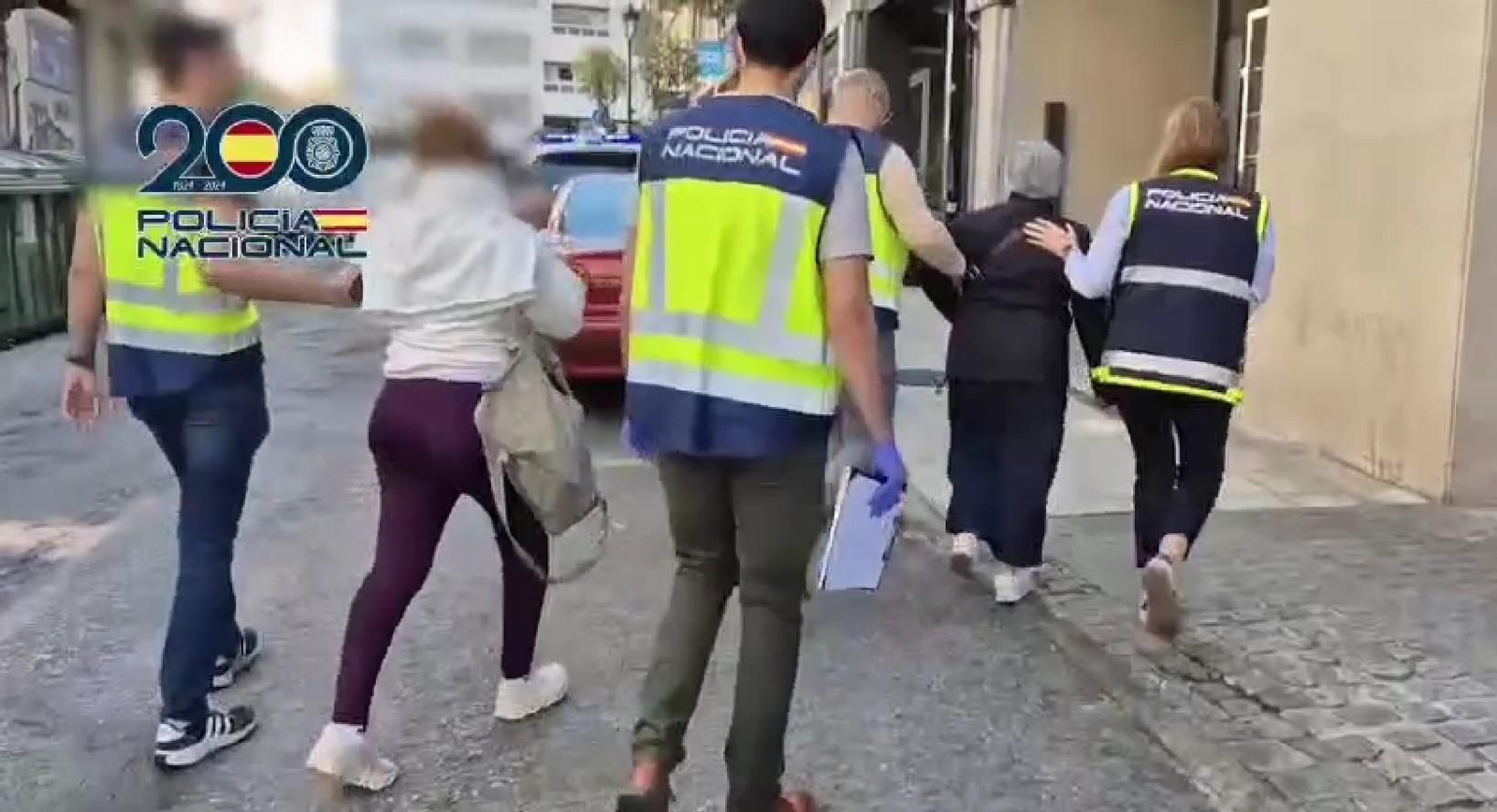 La Policía Nacional con las arrestadas en Vigo.