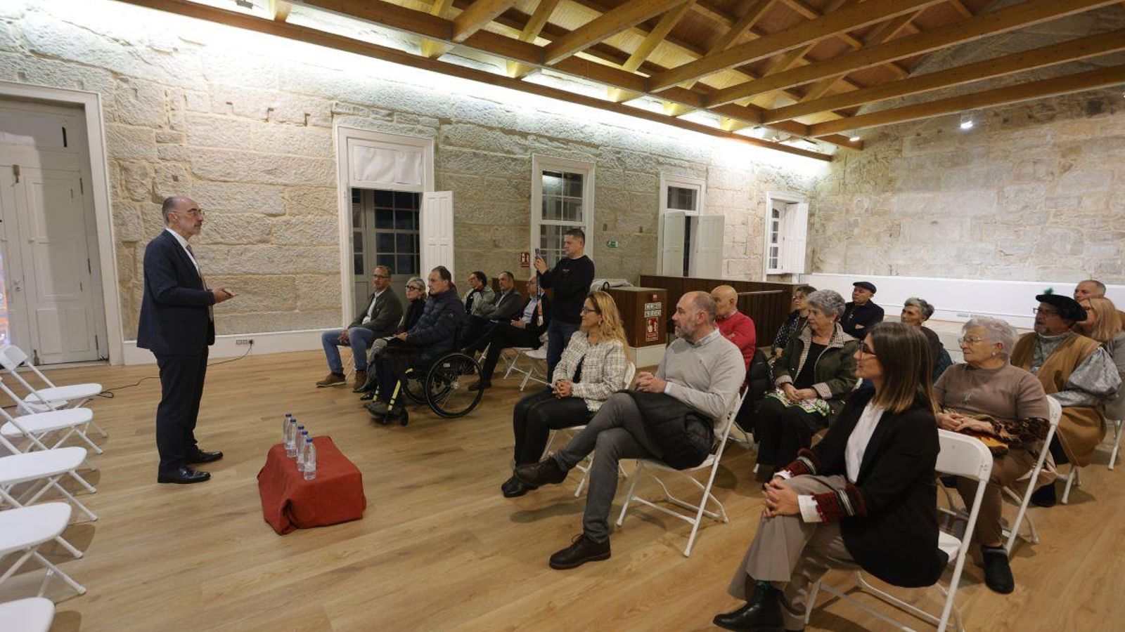 El alcalde, Jesús Almuíña, estuvo presente en las ponencias