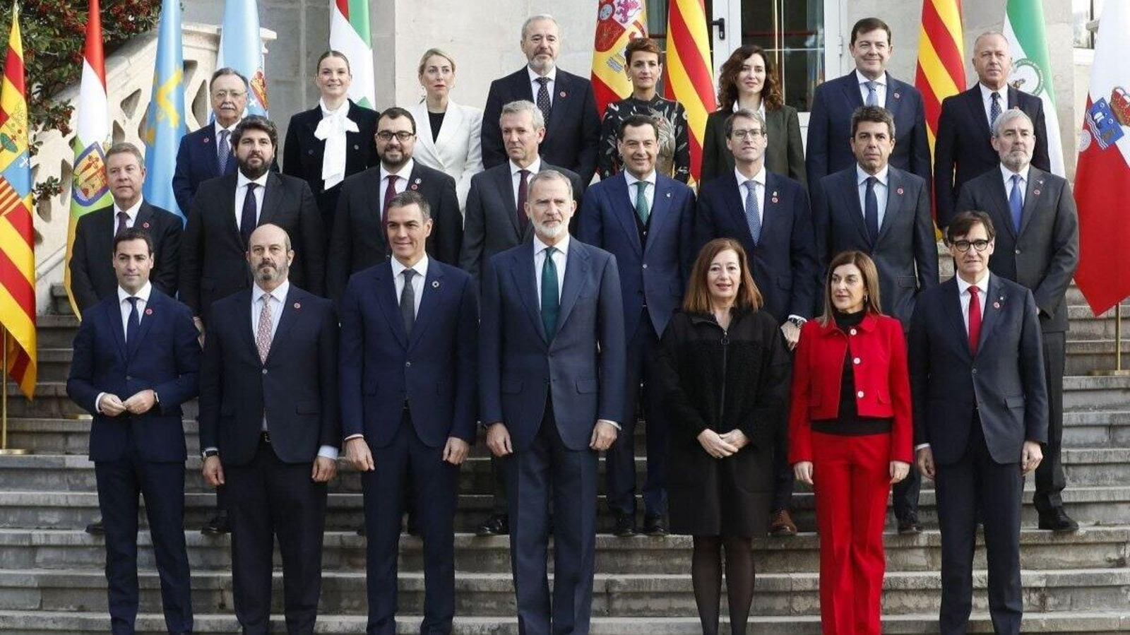 El rey Felipe VI, entre el presidente del Gobierno, Pedro Sánchez y la presidenta del Congreso, Francina Armengol, con los presidentes de las comunidades. (Foto: EP)