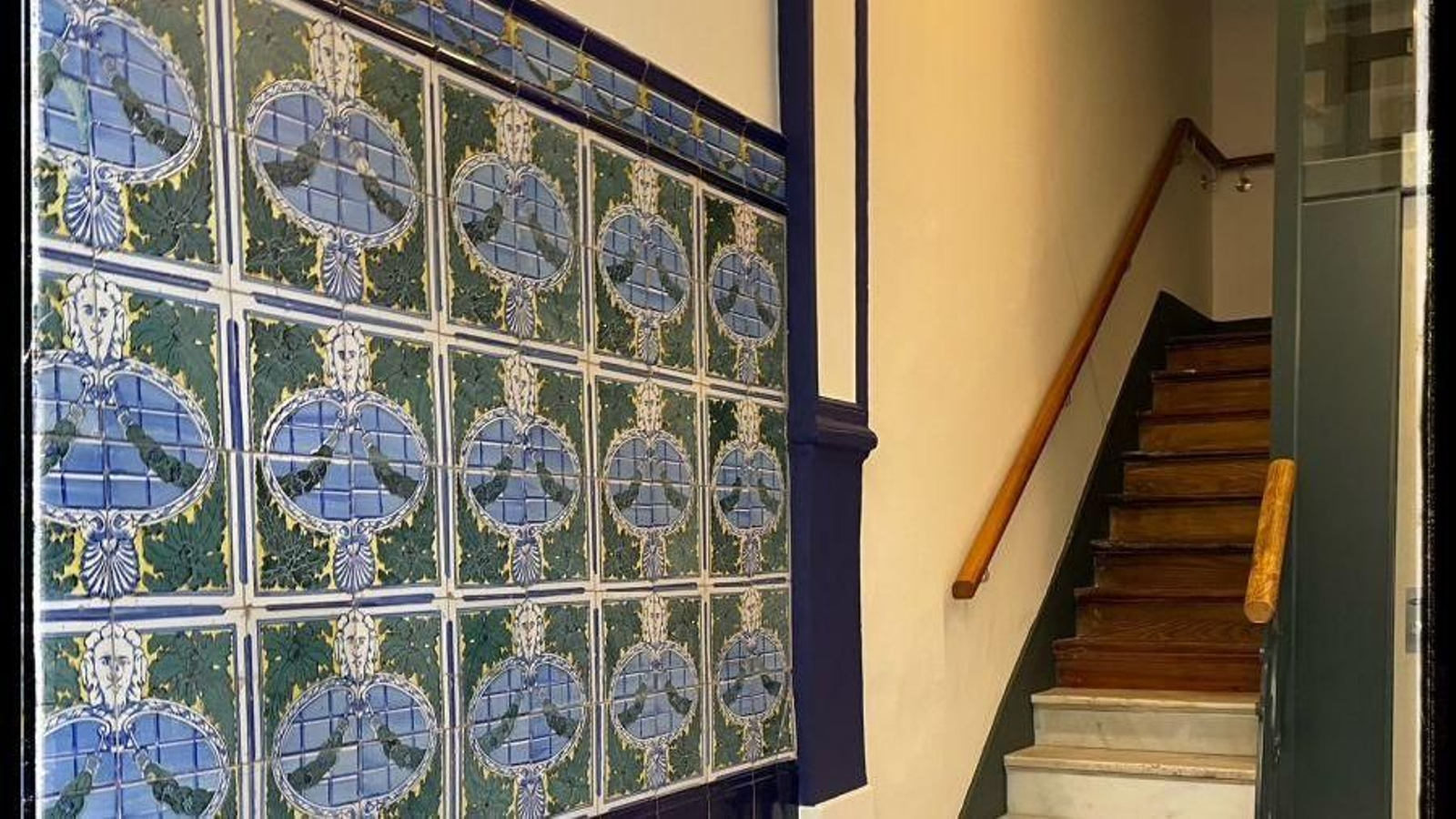 Las baldosas hidráulicas que todavía quedan.