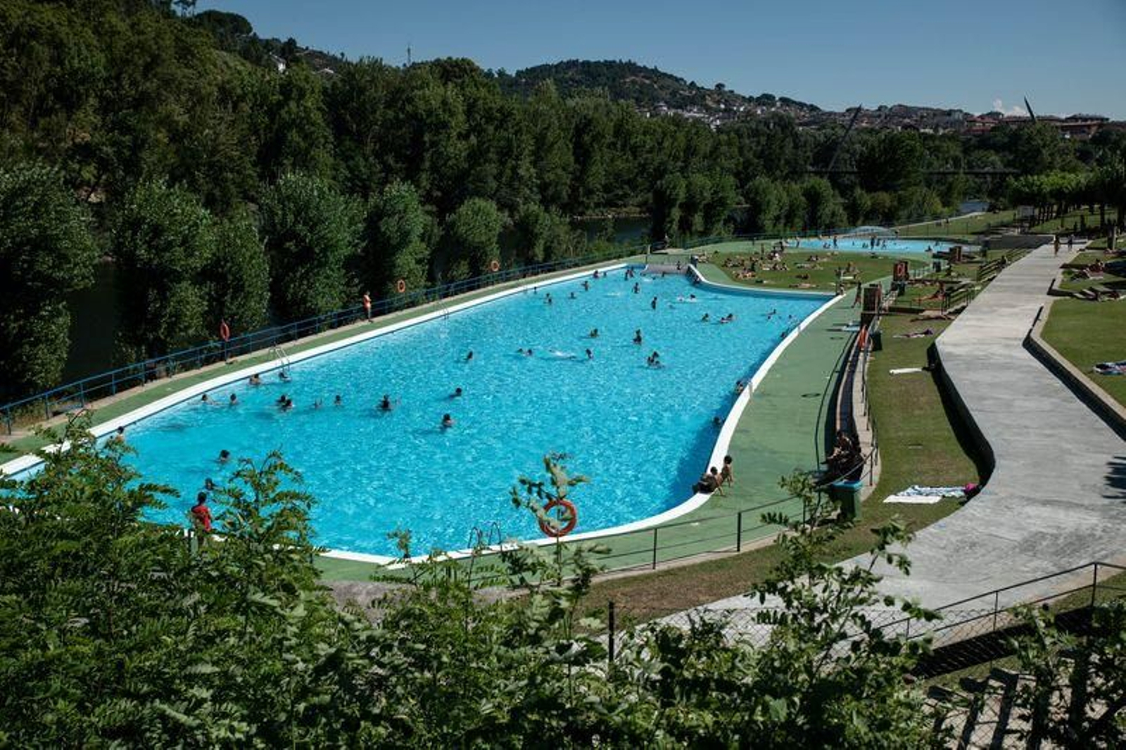 Las piscinas de Oira, un lugar ideal para combatir el calor ourensano (ÓSCAR PINAL).