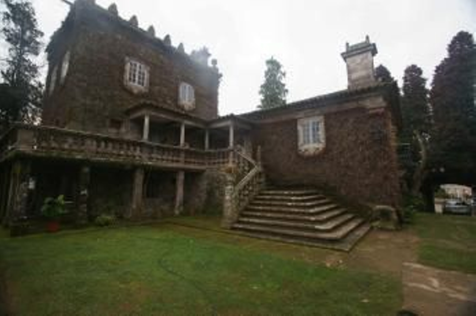 El pazo de Pousadouro fue construido en el siglo XVII por el vigués Francisco Marcó Pont.