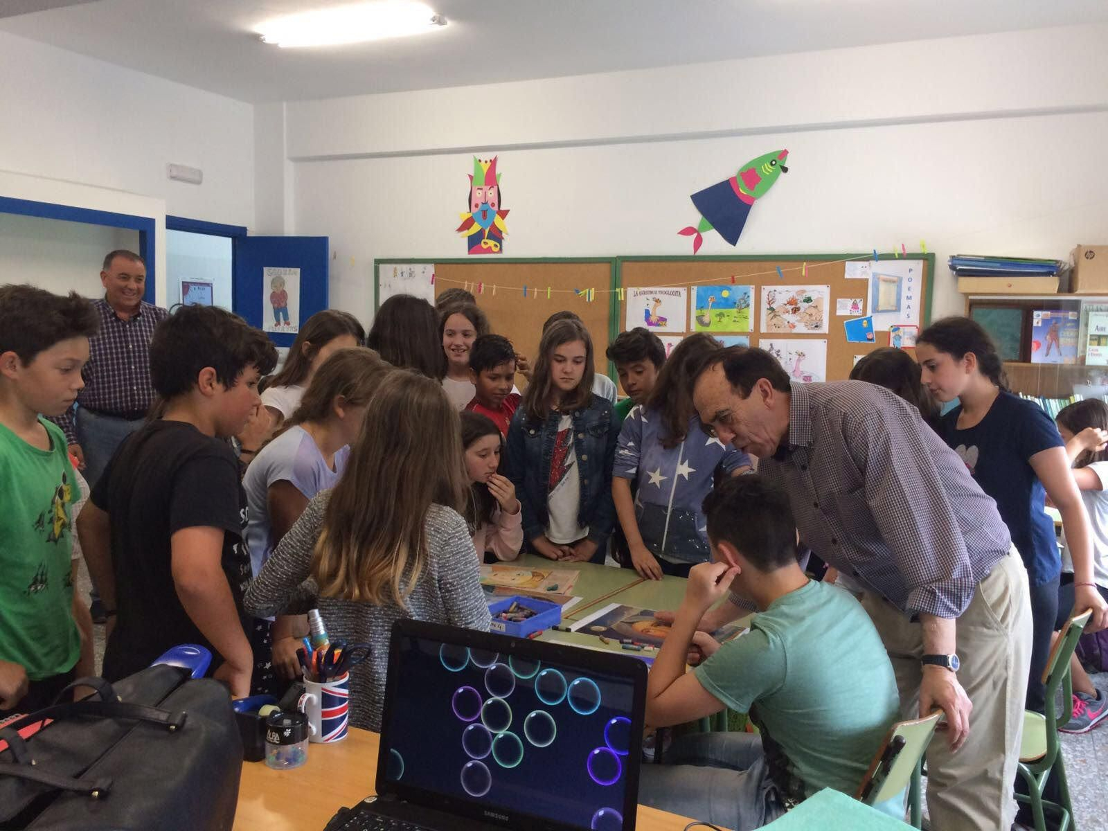 El artista local Caíno en una de las sesiones de trabajo con los escolares.