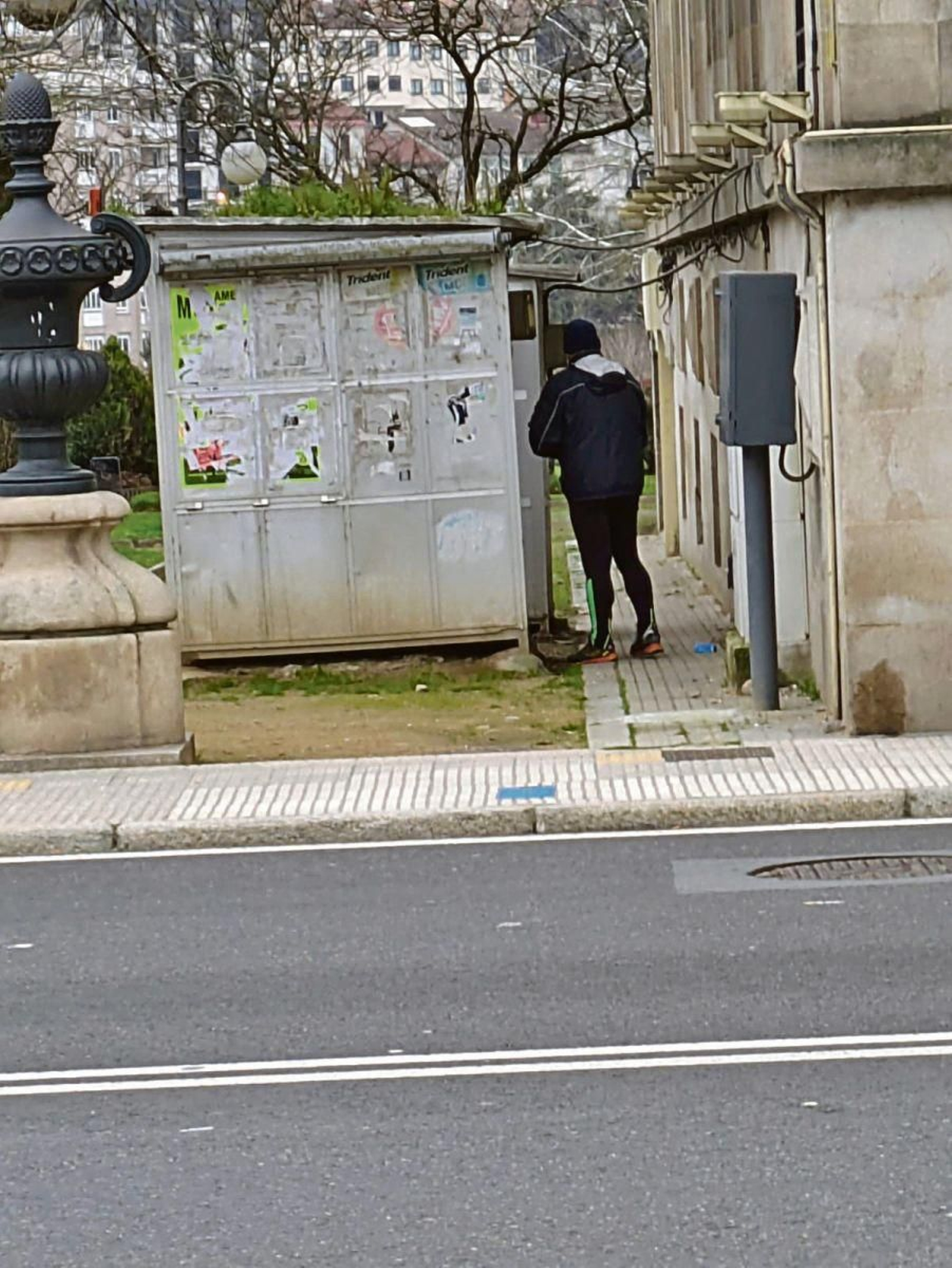 Una persona orinando tras un quiosco en la Alameda de Ourense
