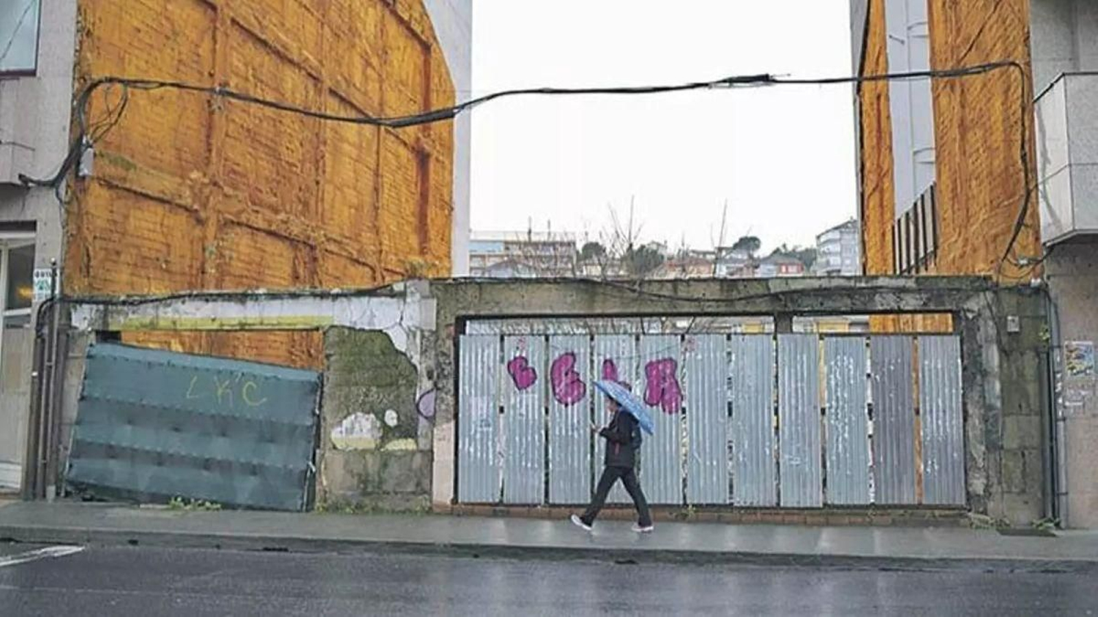 Solar de la rúa do Progreso 49, con trasera en As Burgas.