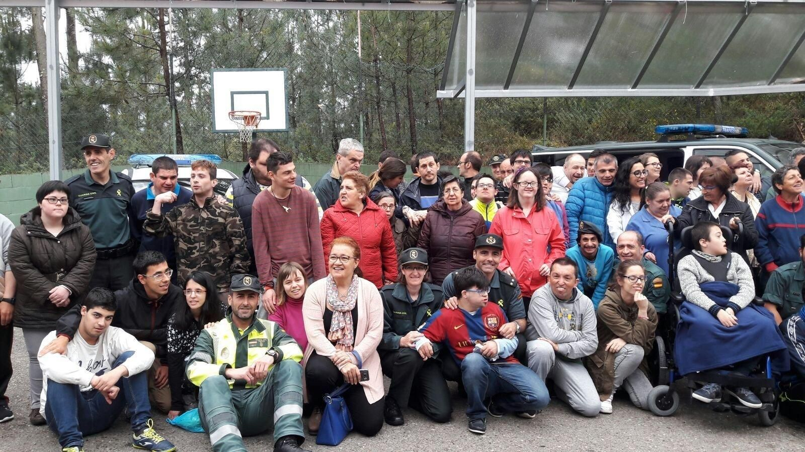 Los usuarios del centro de educación especial de Nigrán recibieron ayer a la Guardia Civil.