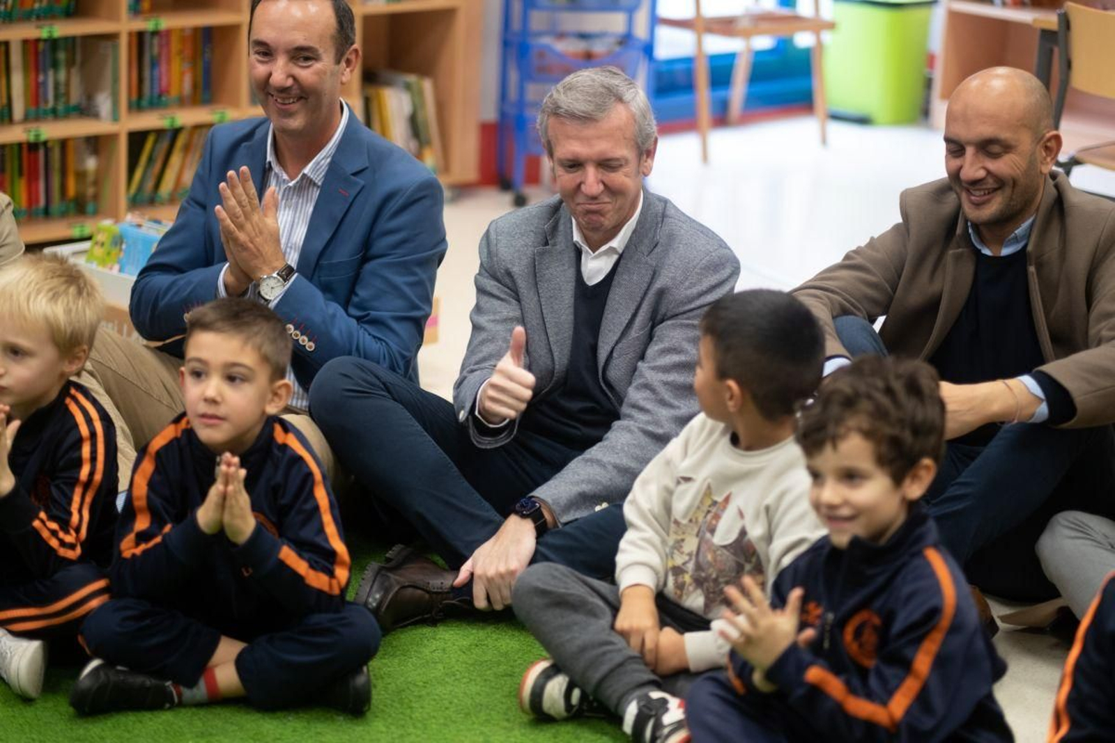 Simpático gesto de complicidad de Alfonso Rueda con los niños y niñas del colegio, junto al director y el alcalde.