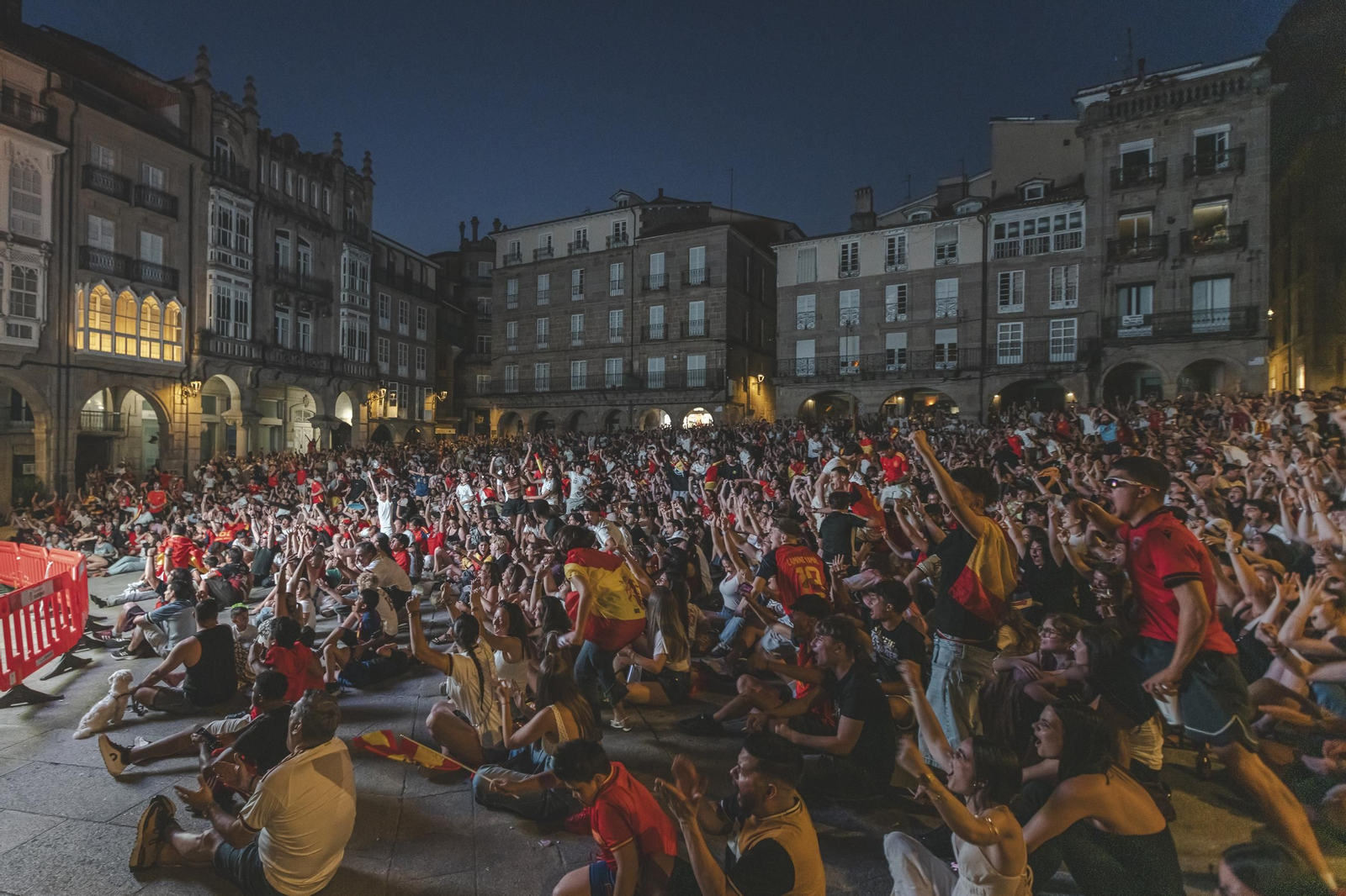 Galería | Camisetas, banderas y las calles de Ourense llenas de emoción por ver a España jugar los cuartos de final, en fotos