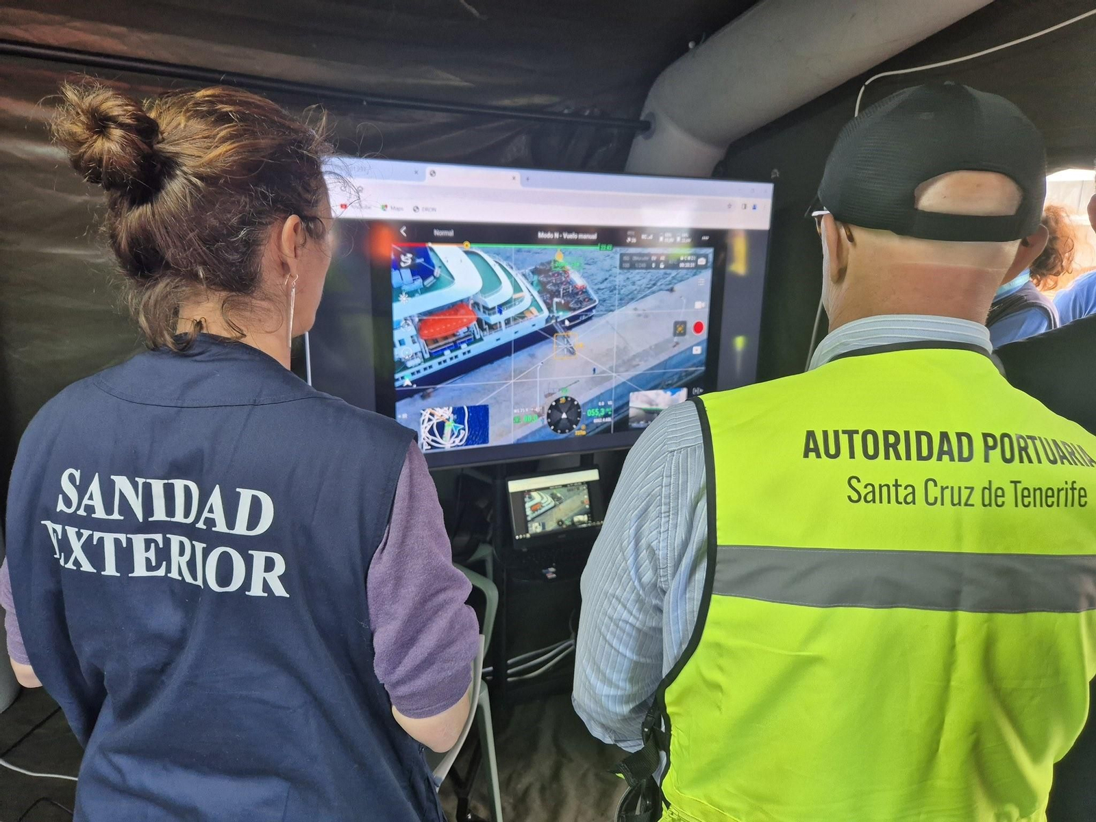 Supervisando el desembarco de los últimos tripulantes y pasajeros a bordo del MV Hondius