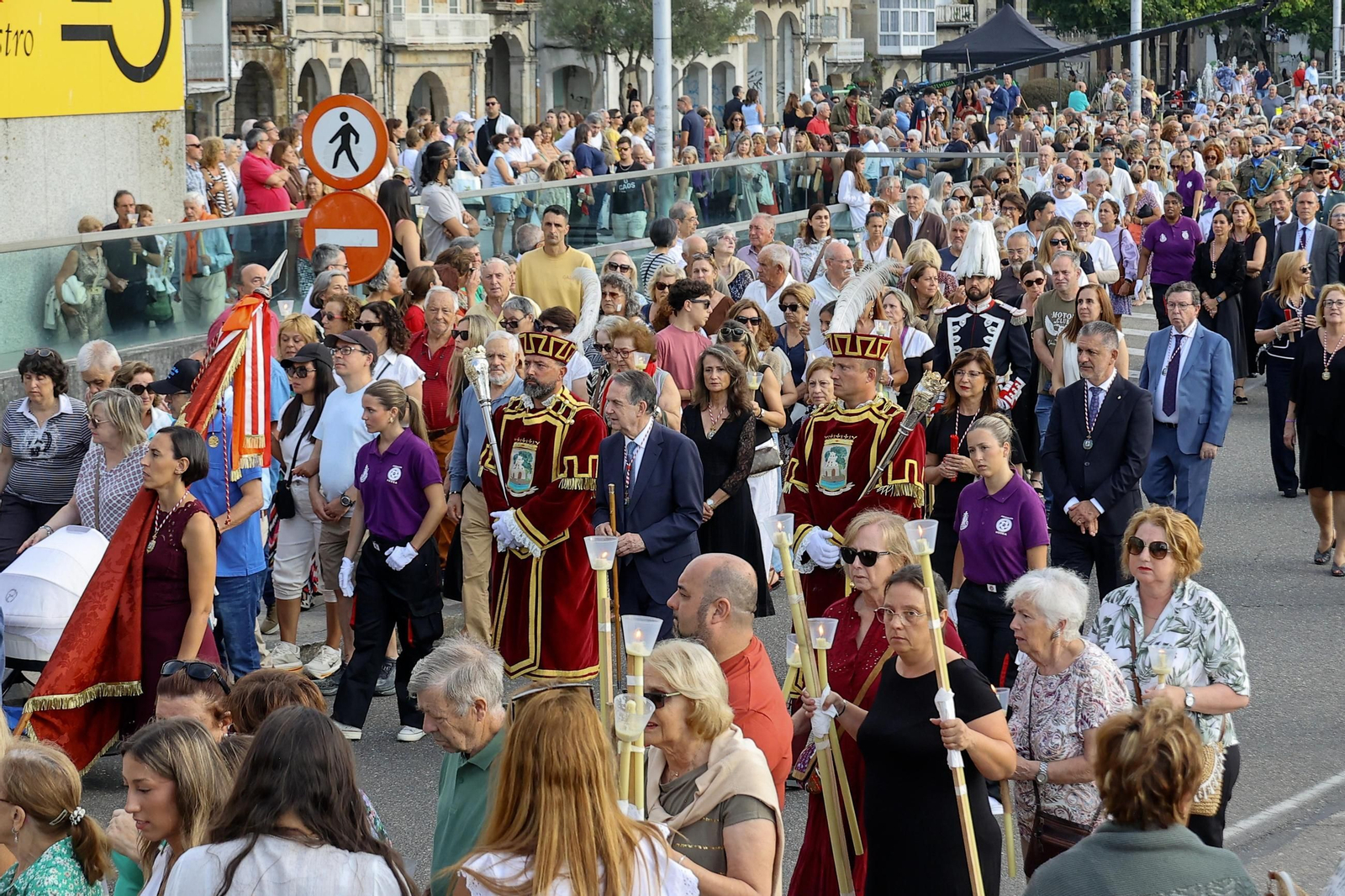 Galería | Misa por el Cristo da Victoria en Vigo y la concurrida procesión