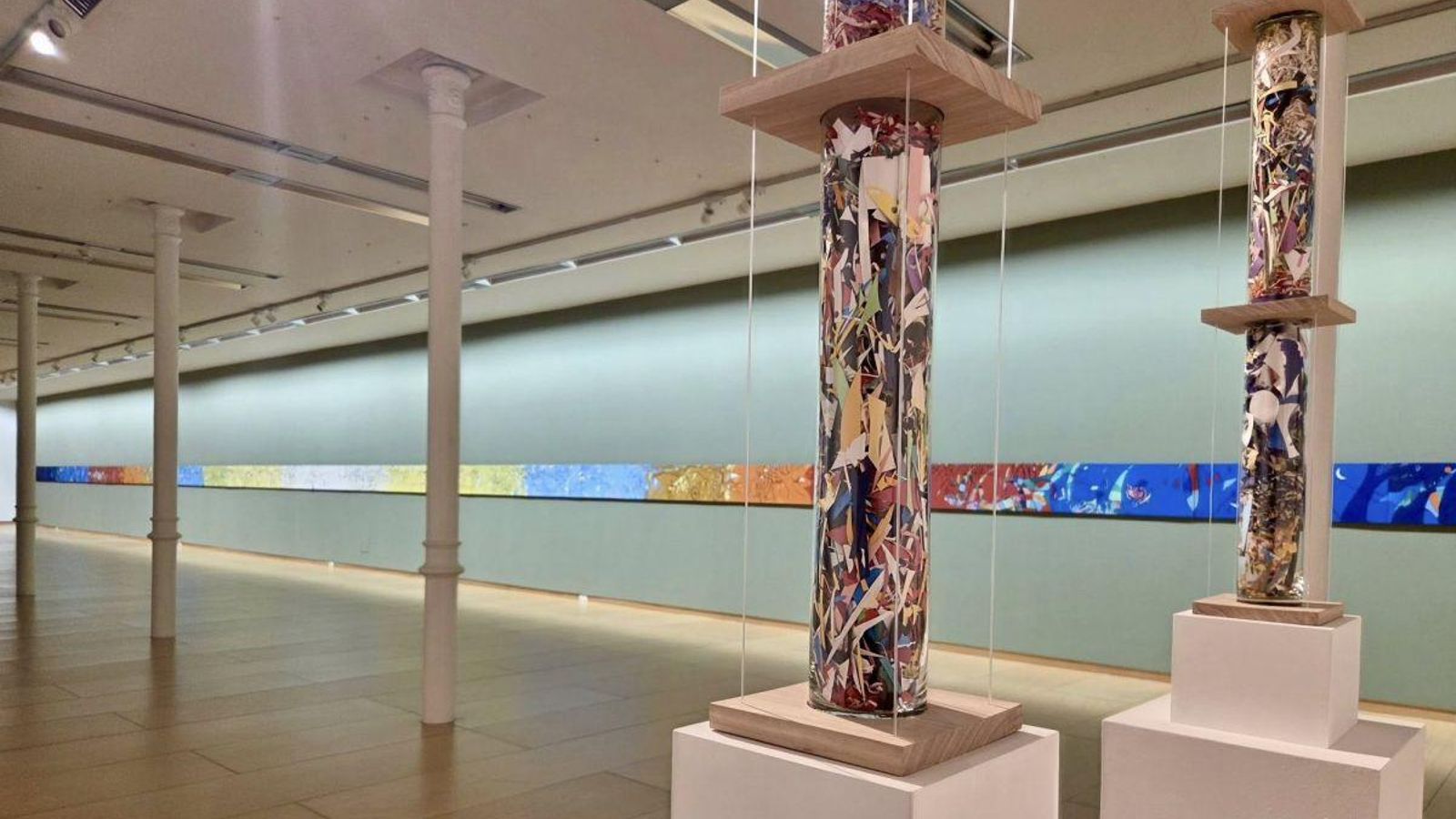 Una de las piezas de la exposición, en primer plano.