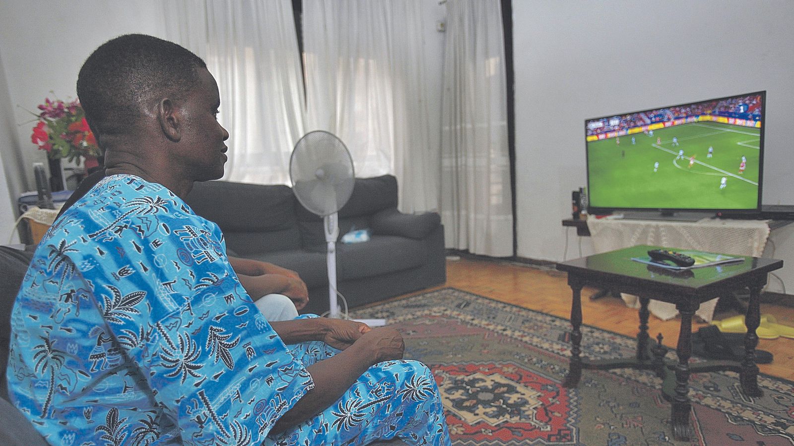 Diouf contempla un partido de fútbol. (MIGUEL ÁNGEL)