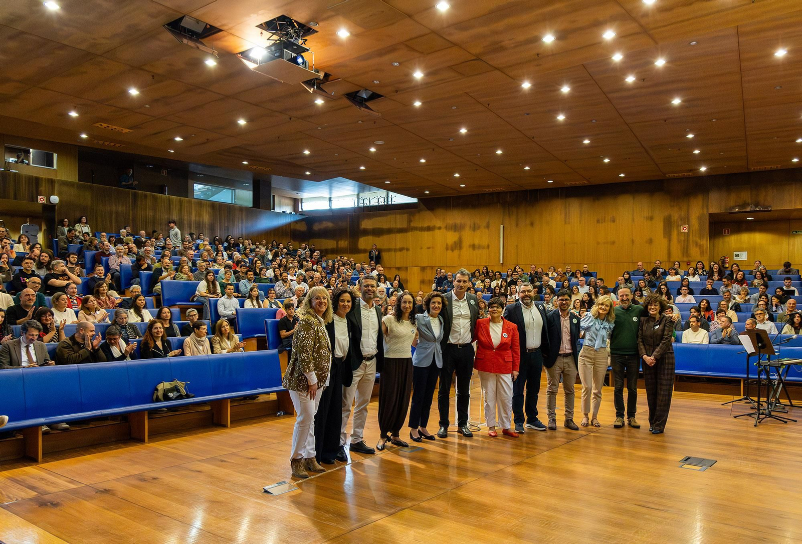 Carmen García Mateo, en el centro, posa con su equipo al finalizar el acto de campaña en el salón de actos de Económicas.