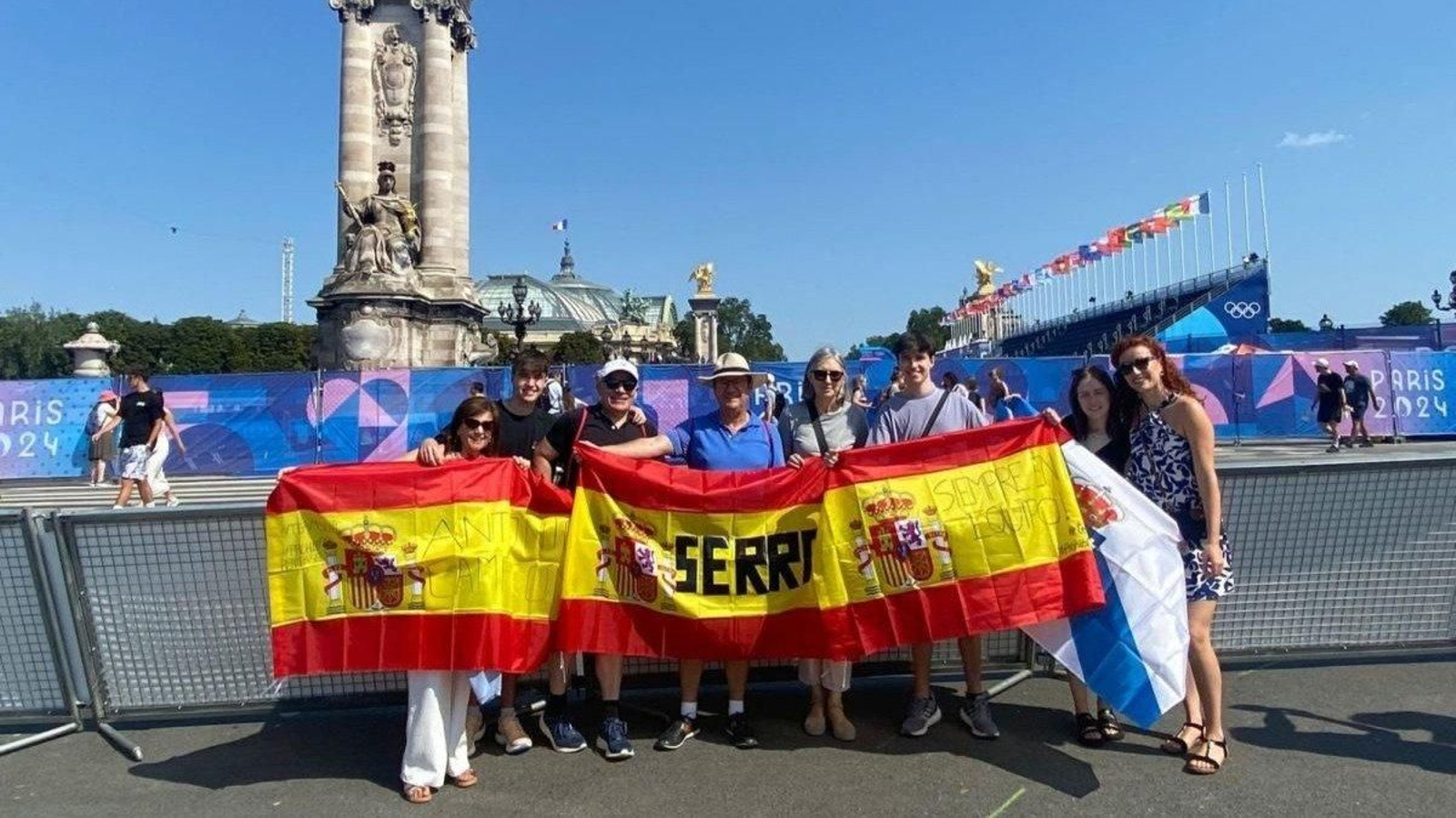 Familiares y amigos de Antonio Serrat estuvieron ayer en el punte de Alejandro III, epicentro de la prueba.