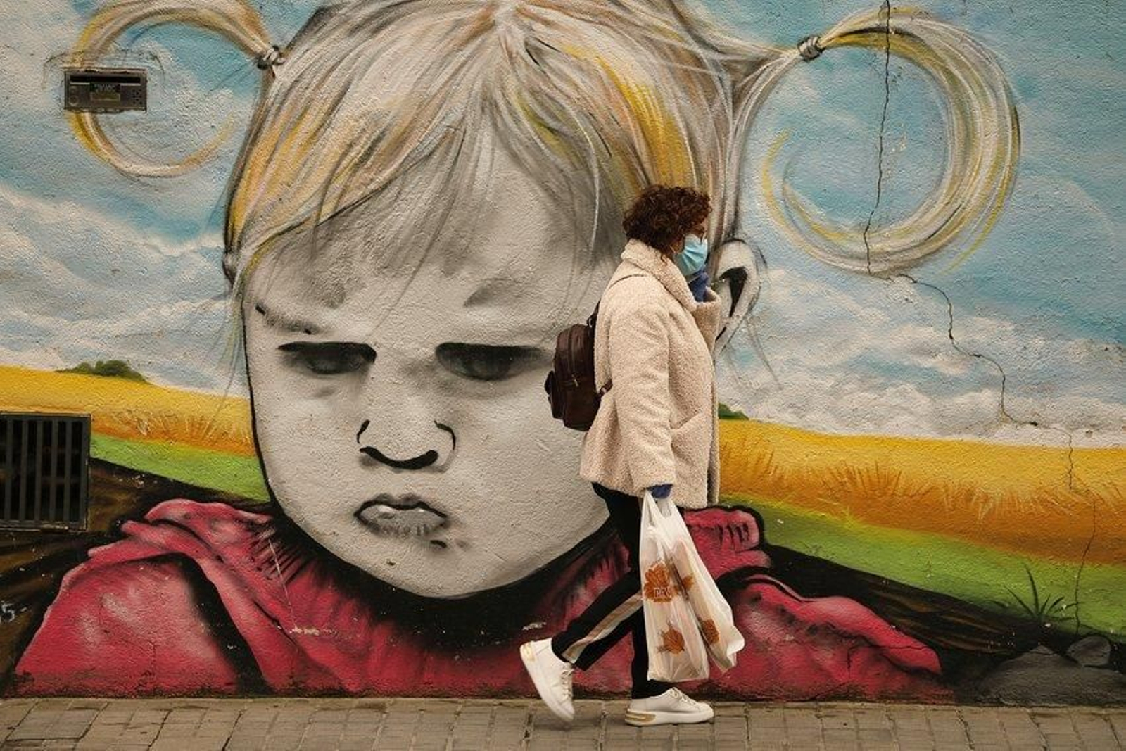 Una señora vuelve del súper. Foto: José Paz