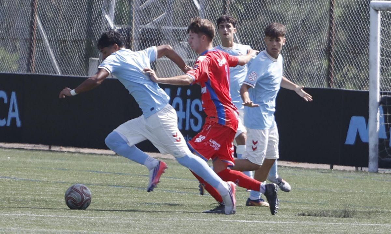 Iago Barreiros conduce el balón, ayer en A Madroa.