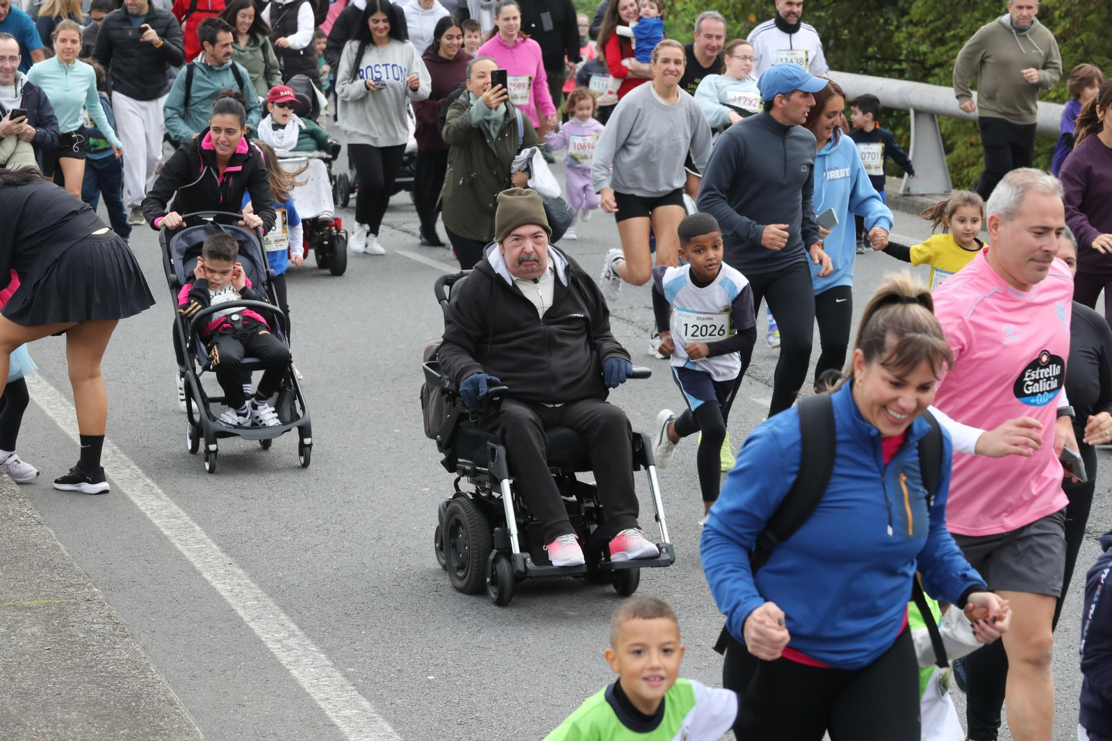 Galería |  Niños y jóvenes, también se divierten recorriendo Ourense durante la Carrera de San Martño