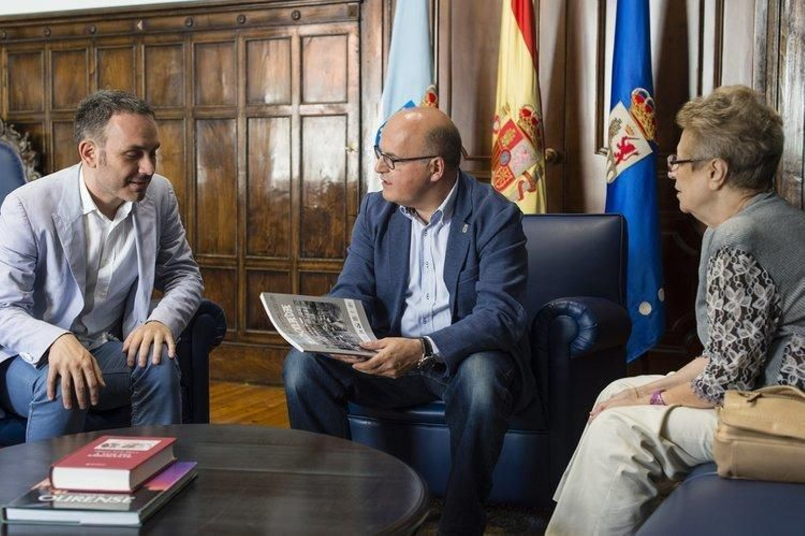 Manoel Carrete e Manuel Baltar con Pepita Álvarez, durante a reunión no Pazo Provincial.