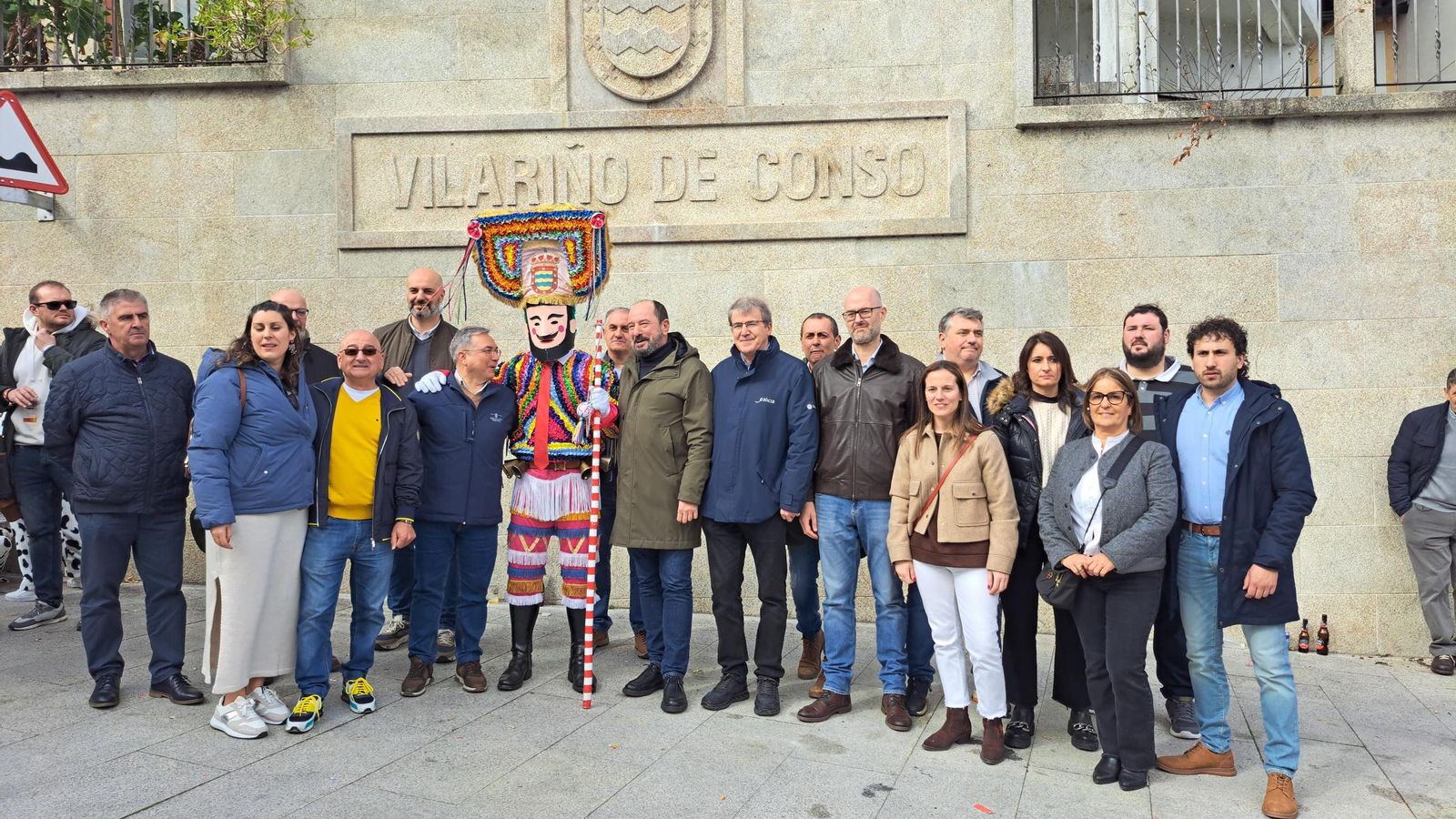 El director de Turismo de Galicia, Xosé Merelles, participa en el desfile de folións del Carnaval tradicional de Vilariño de Conso y posteriormente, en la XXXVi Fiesta del Cabrito.