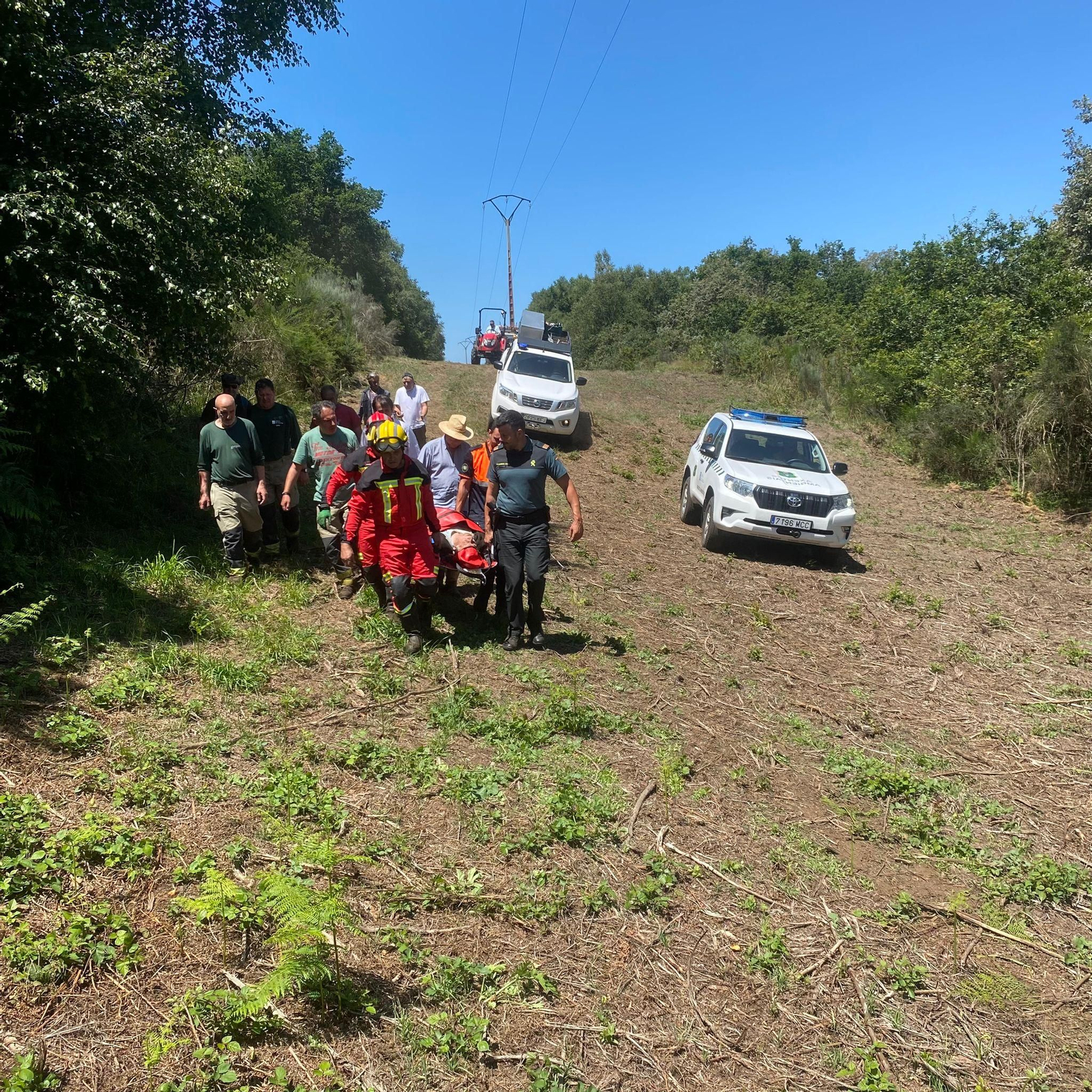 Los equipos de rescate tuvieron que moverse por terreno abrupto y de difícil acceso para llevar al anciano hasta la ambulancia.