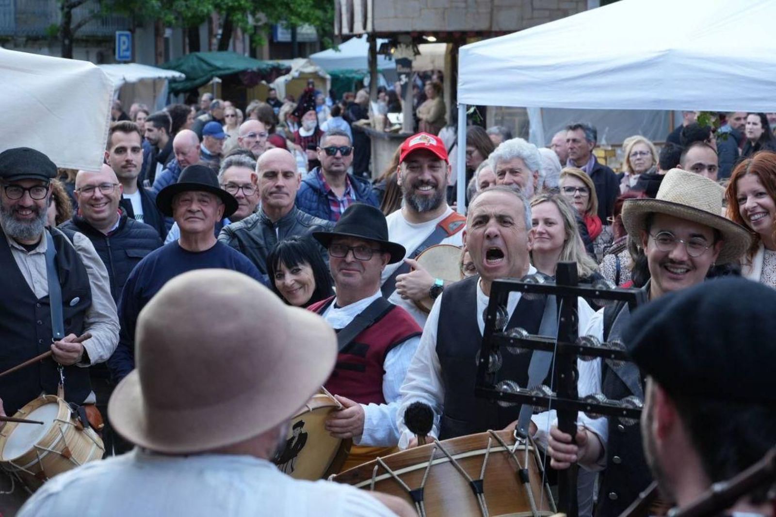 Ambiente festivo ayer en Bouzas, con música popular todo el día.