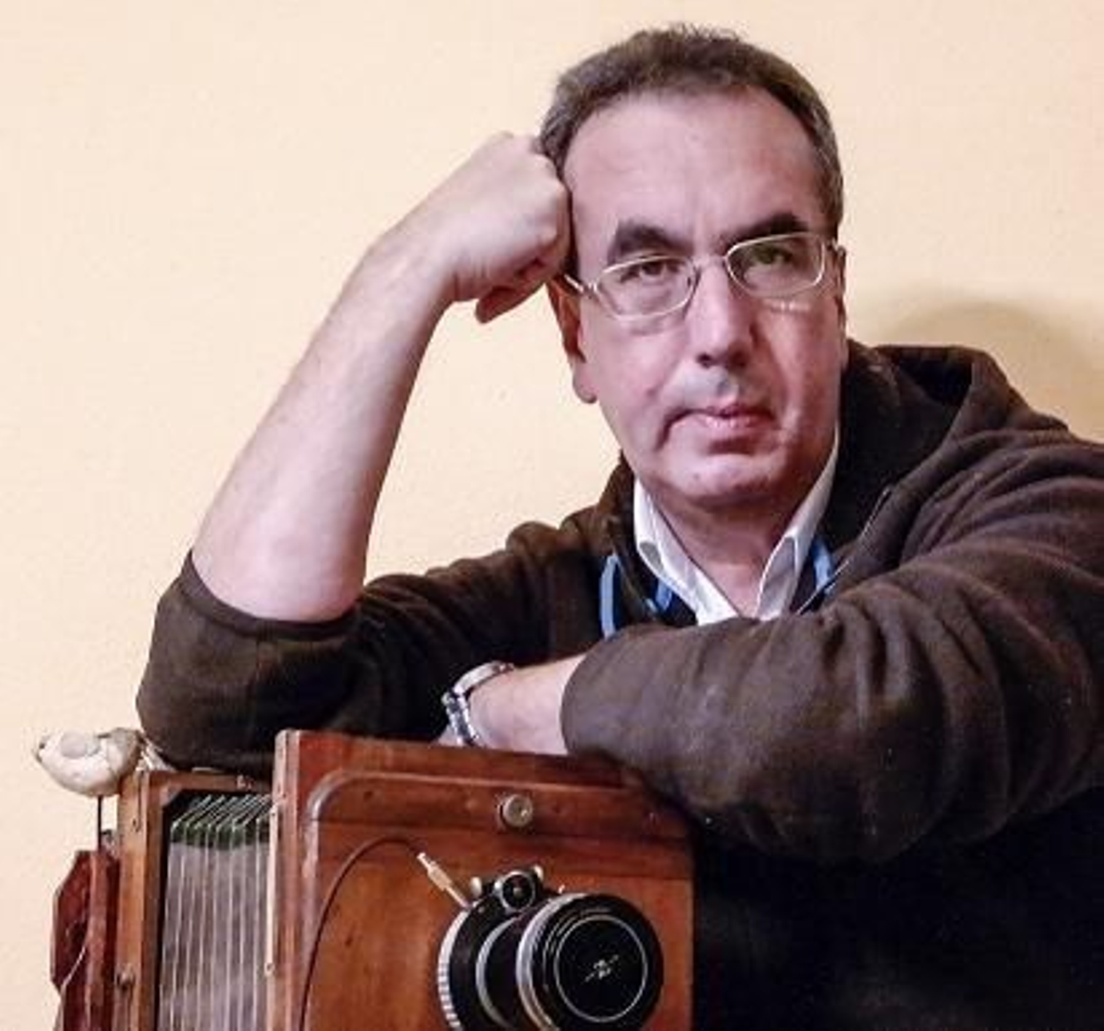 Montesinos, coa súa máquina de madeira dos anos 50, fabricada en Ucraína.