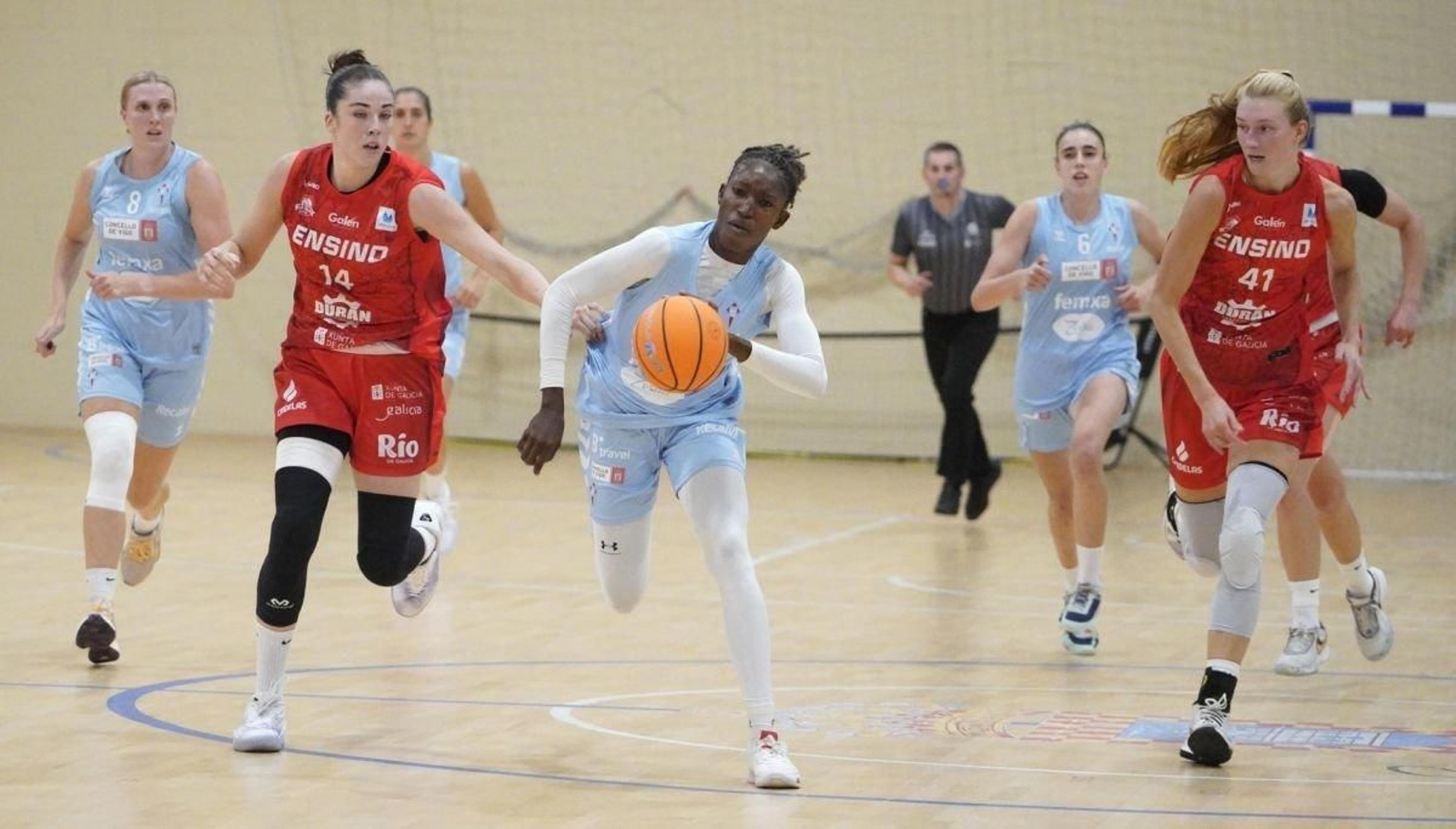 Haidara avanza con el balón en el partido de ayer.