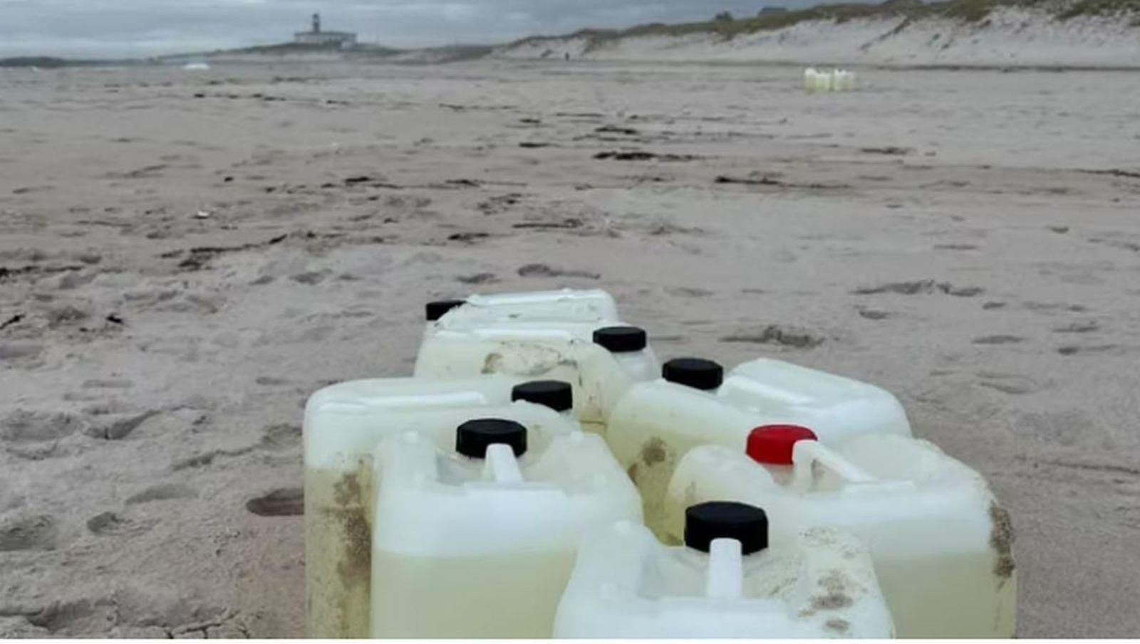 Las garrafas halladas en la playa de Carnota tras las de la Ría