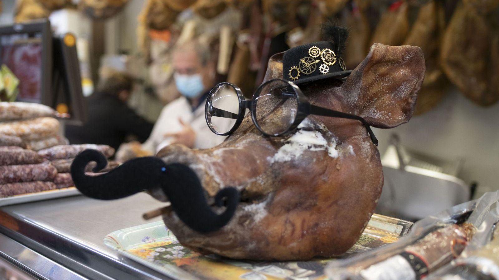 Una cachucha “ataviada” de Entroido, en una carnicería de la Plaza de Abastos, este viernes (XESÚS FARIÑAS).