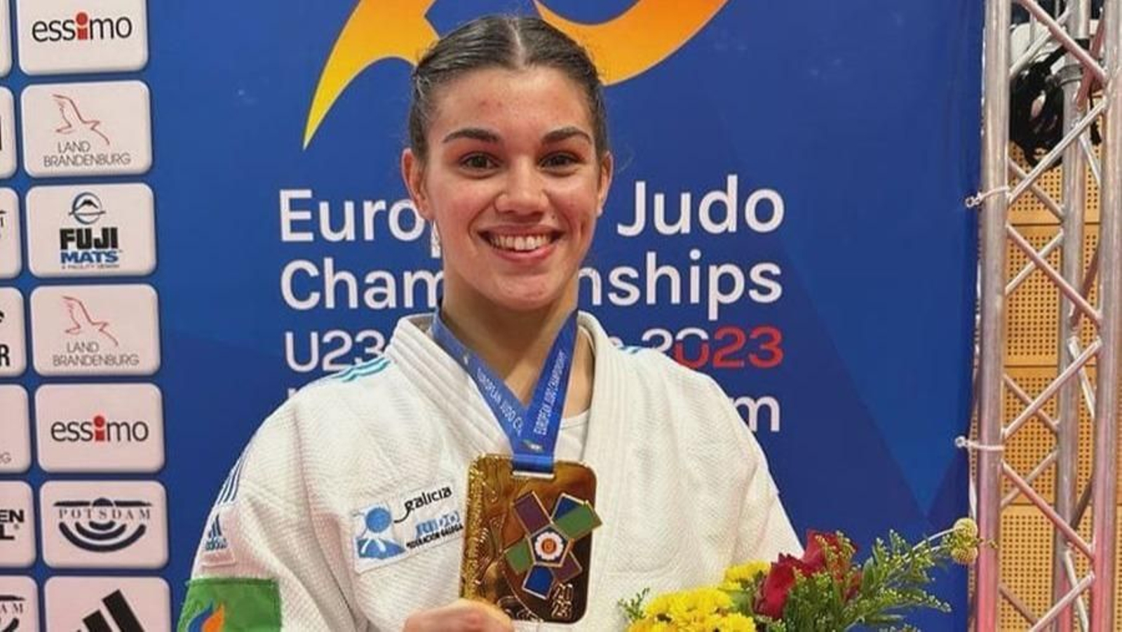 Laura Vázquez muestra la medalla obtenida ayer en el Europeo de judo disputado en Postdam.
