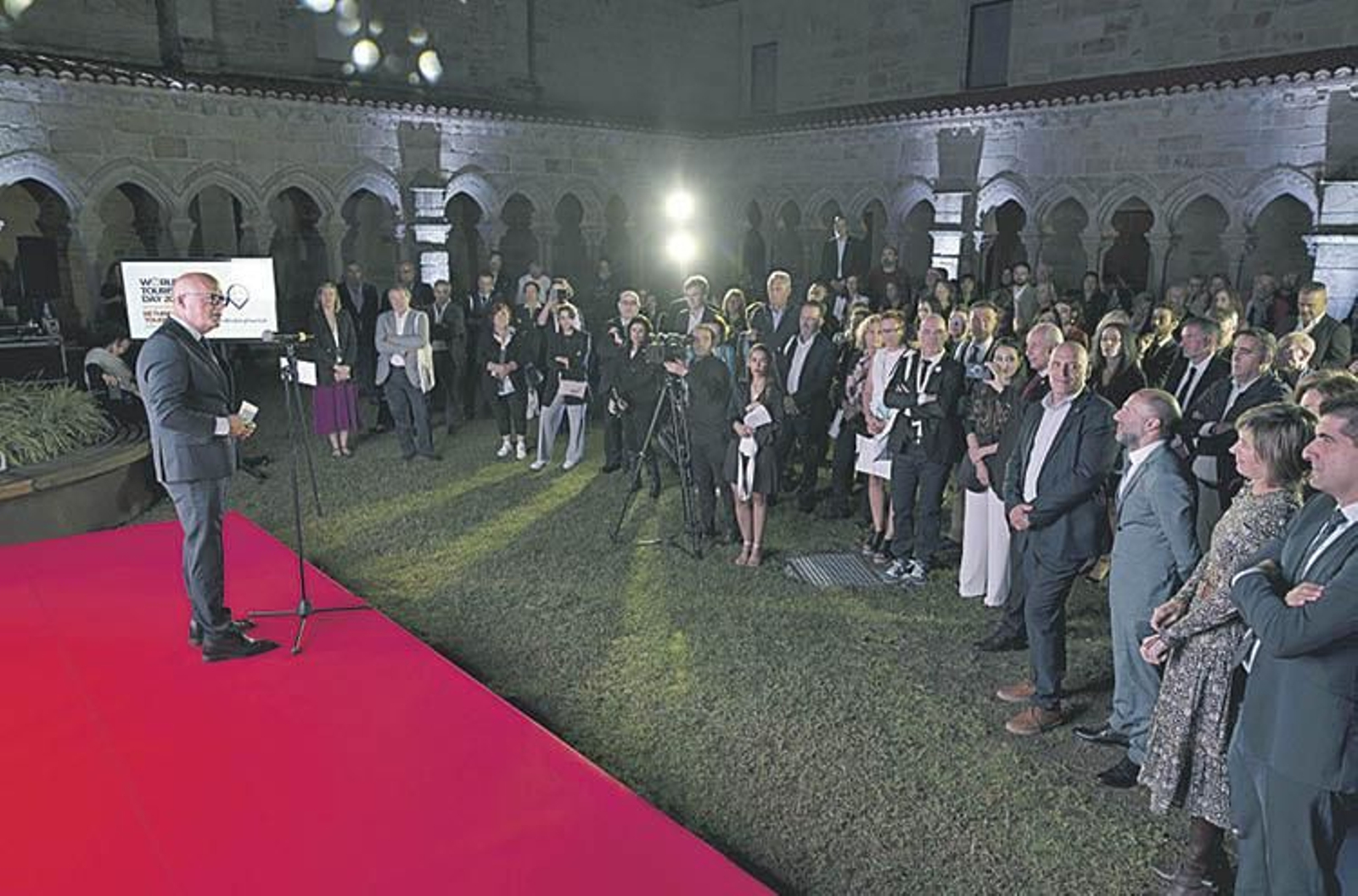 Recepción de los asistentes al congreso, en el Claustro de San Francisco.