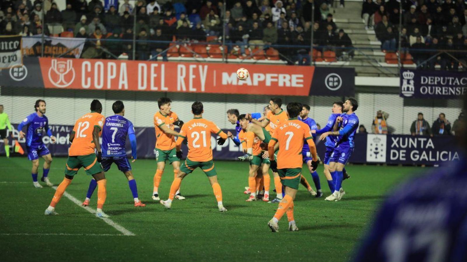 O Couto se llenó, grada supletoria incluida, ante el valencia.