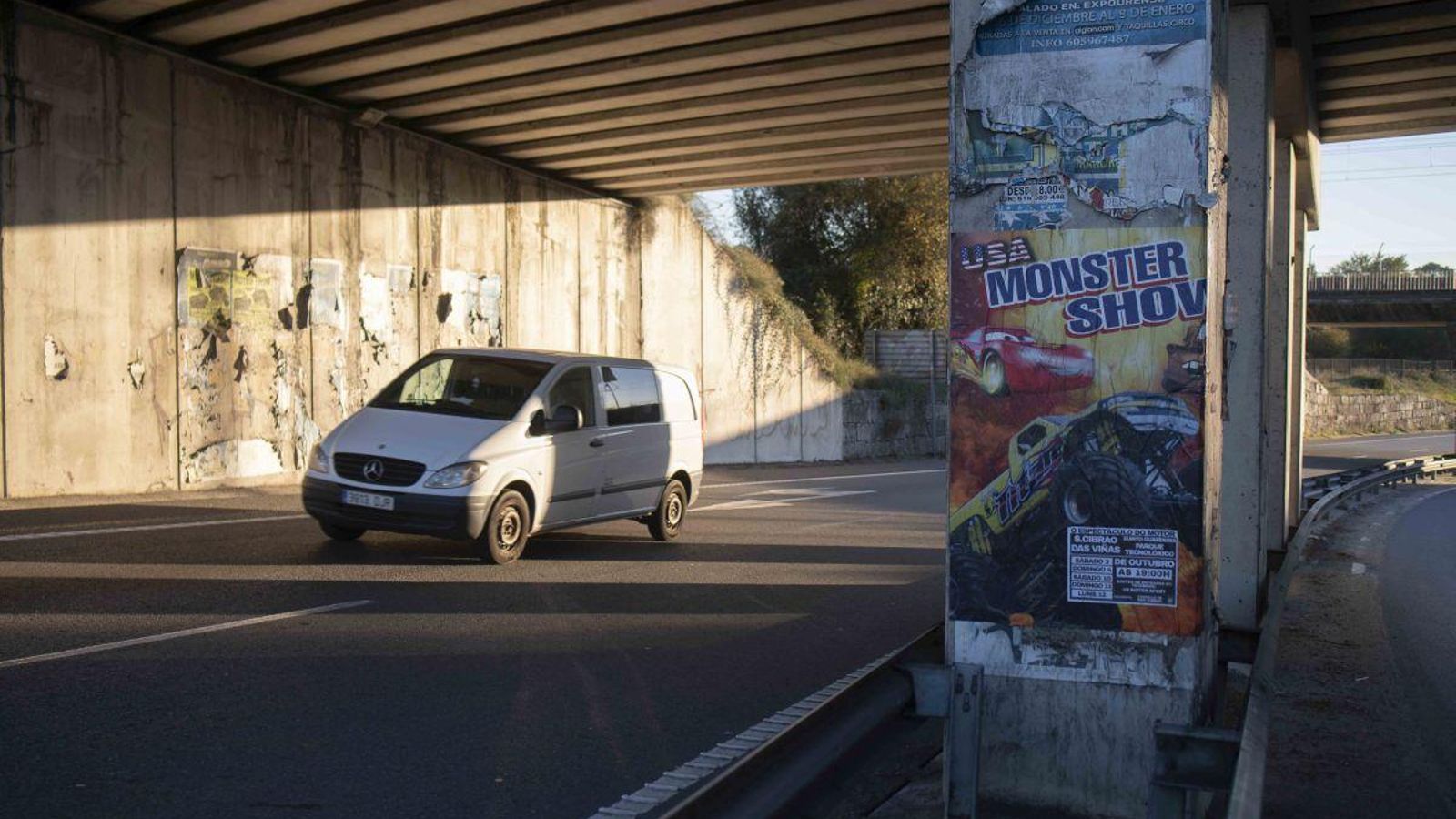 Carteles viejos sin quitar debajo del paso bajo las vías del tren en la rotonda de entrada al Polígono San Cibrao.
